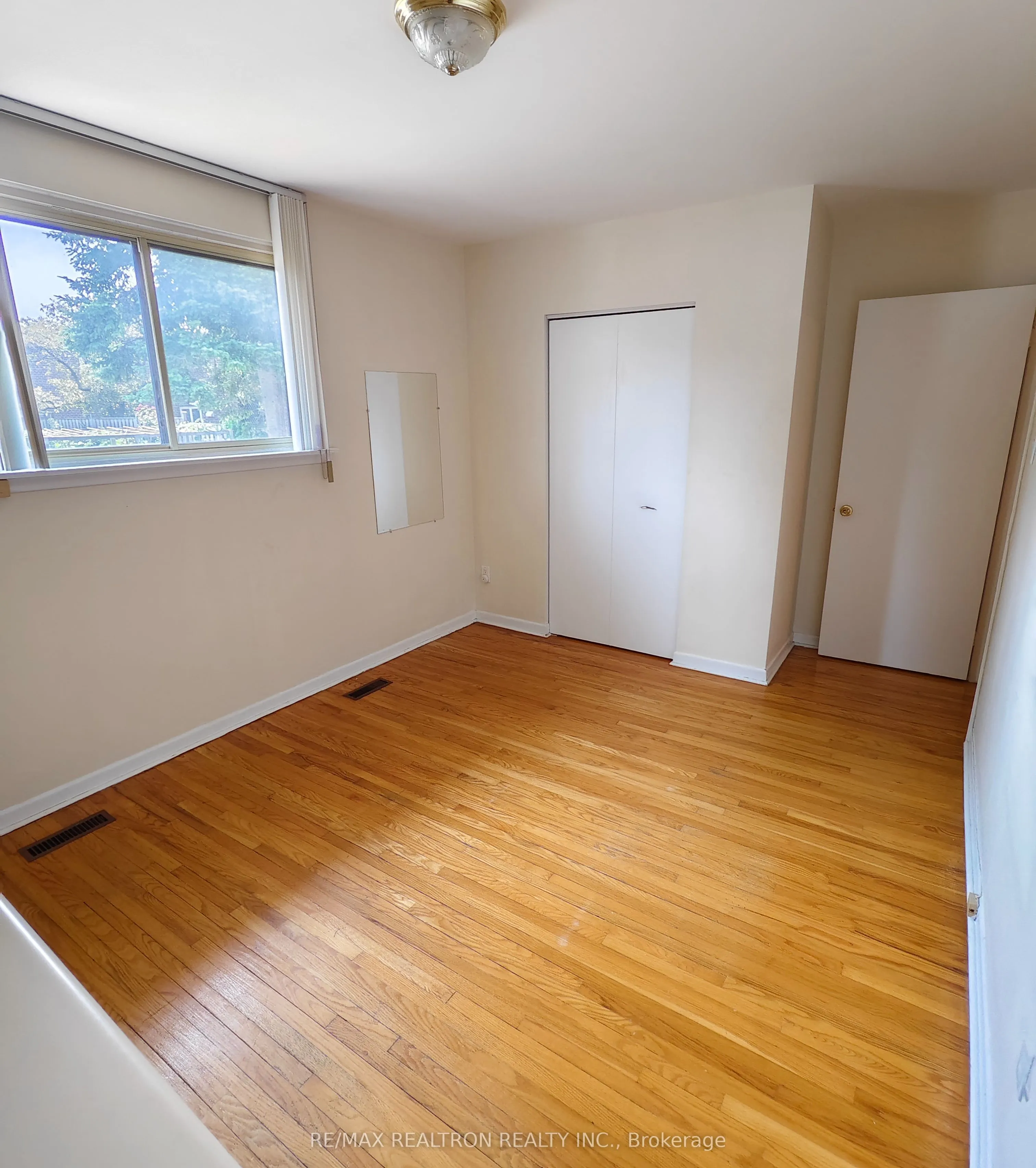 17 Dibgate Boulevard, #Main Floor