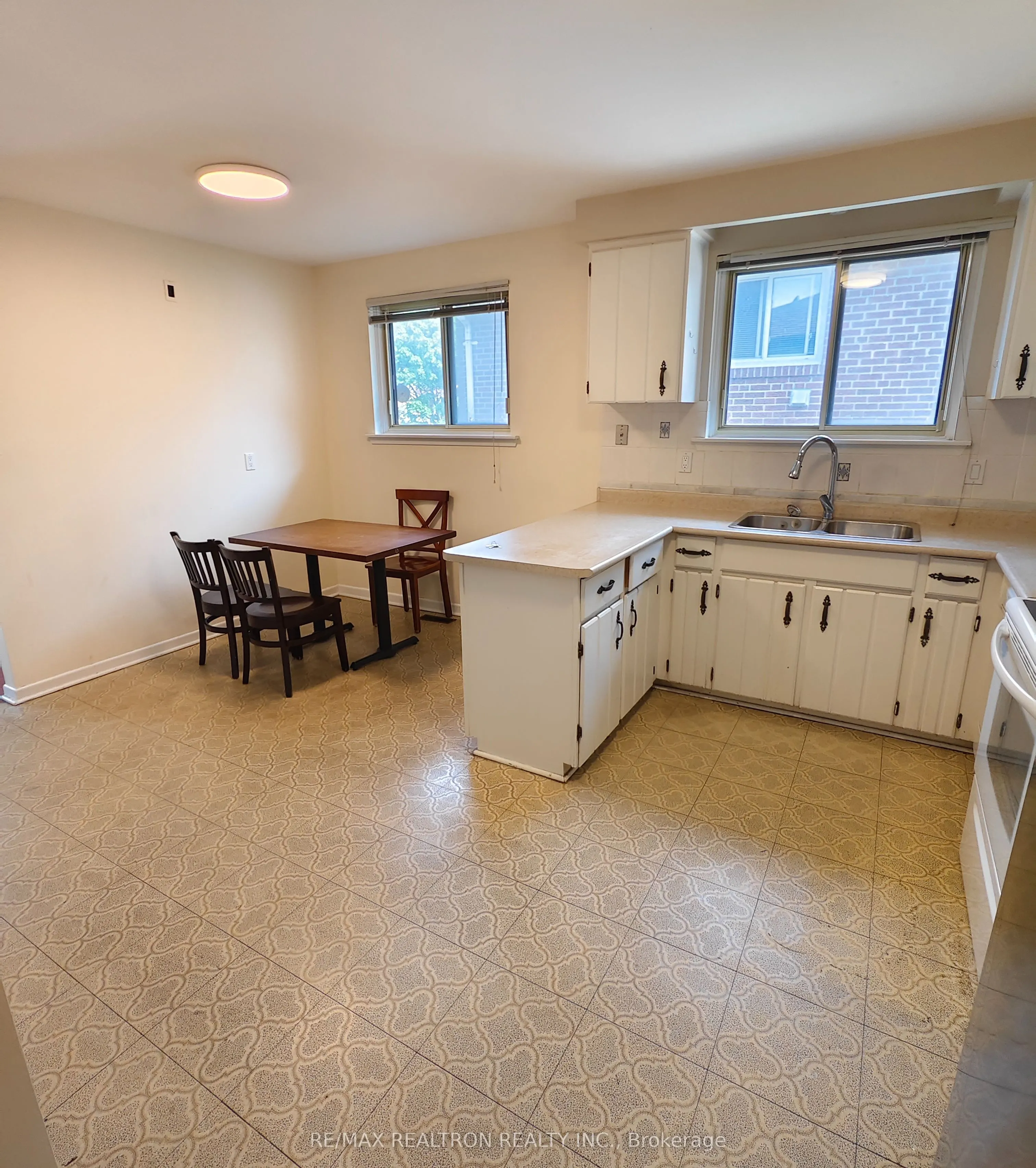 17 Dibgate Boulevard, #Main Floor