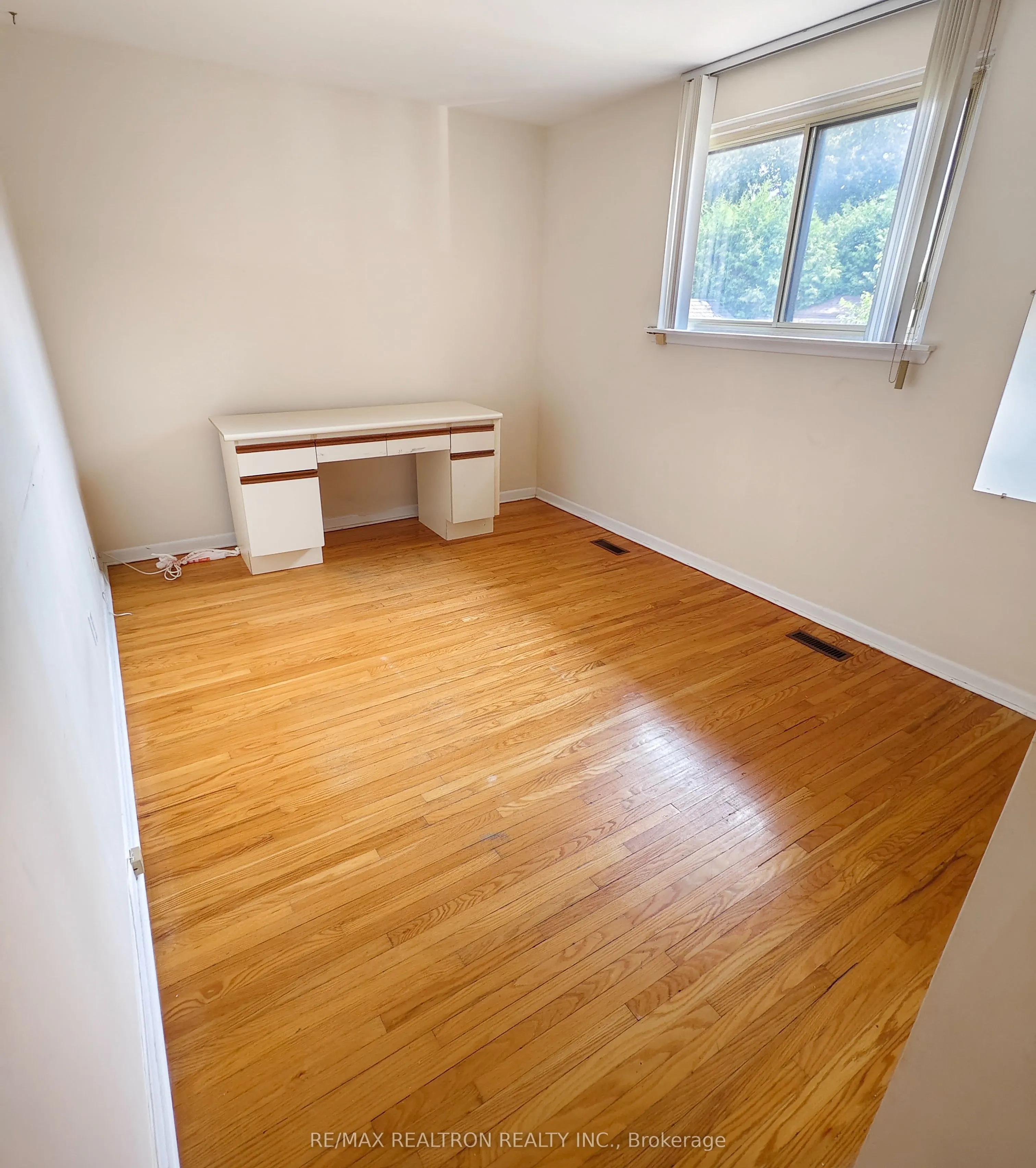 17 Dibgate Boulevard, #Main Floor