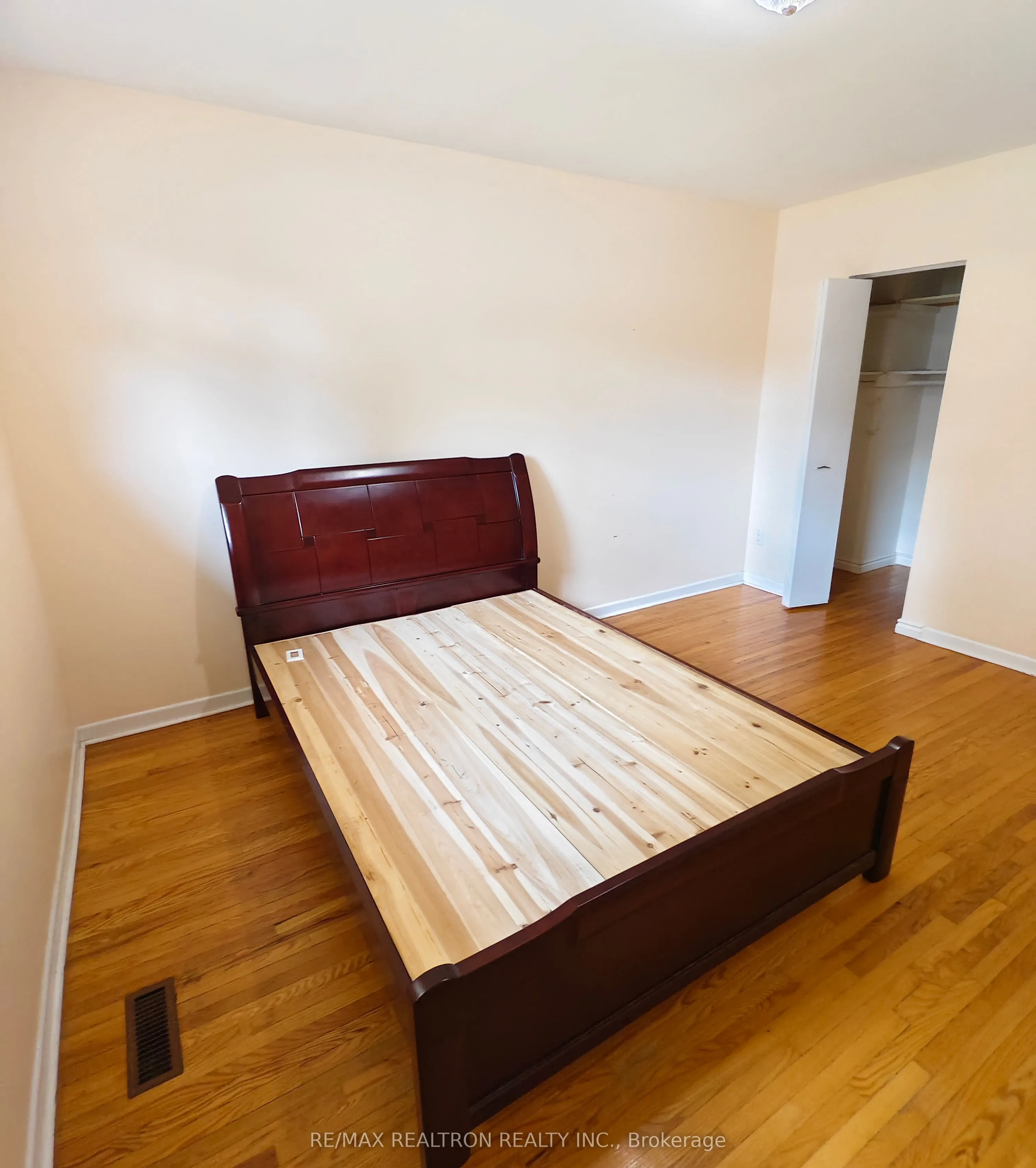 17 Dibgate Boulevard, #Main Floor