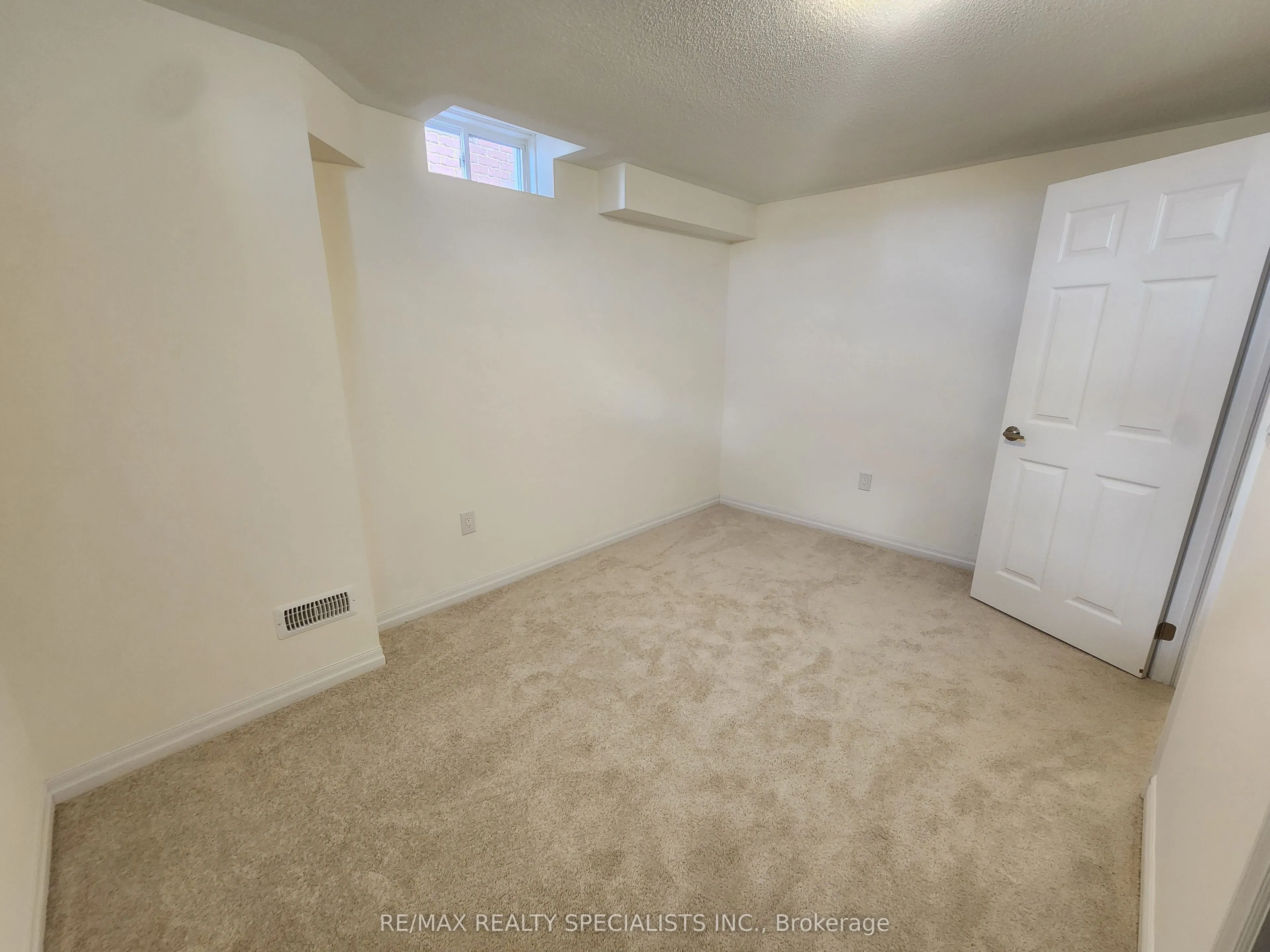 10 Ed Ewert Avenue, #LOWER