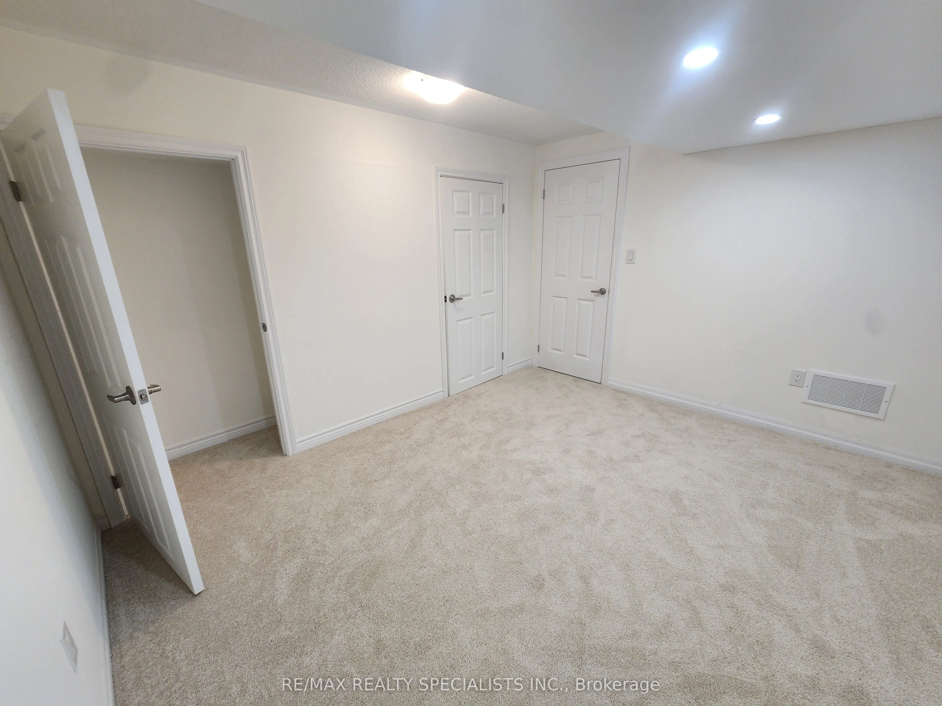 10 Ed Ewert Avenue, #LOWER