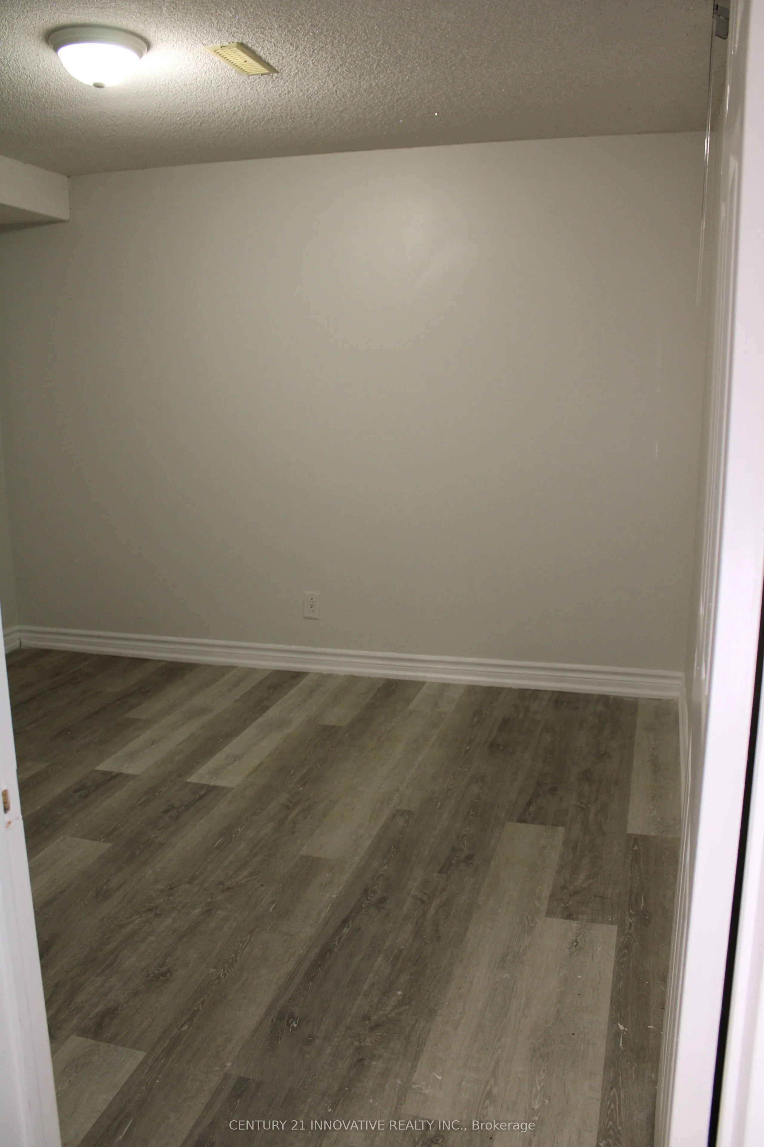 2398 Strathmore Crescent