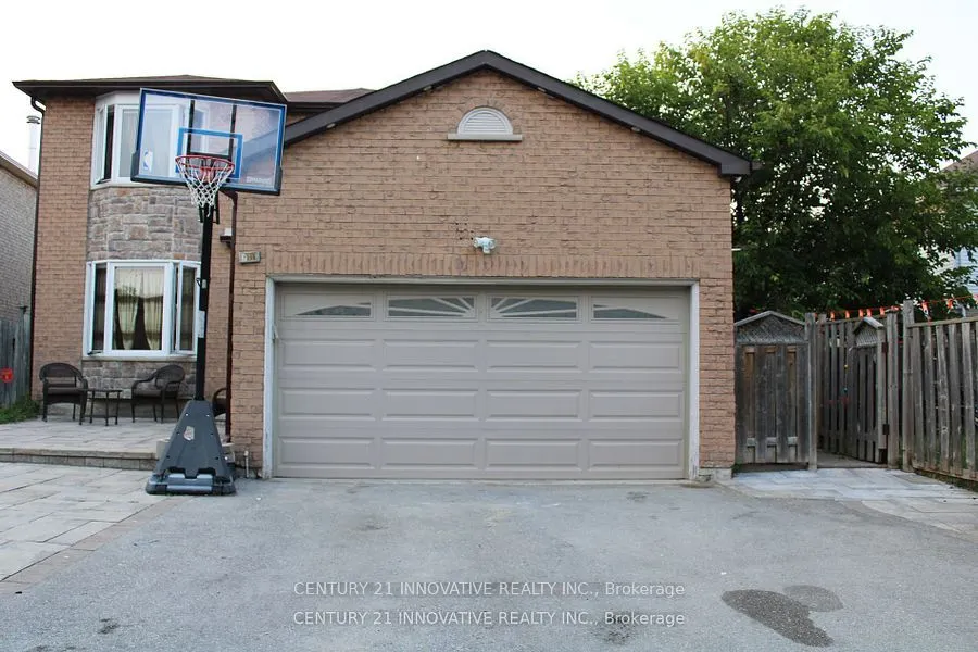 2398 Strathmore Crescent