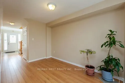 861 Bourne Crescent