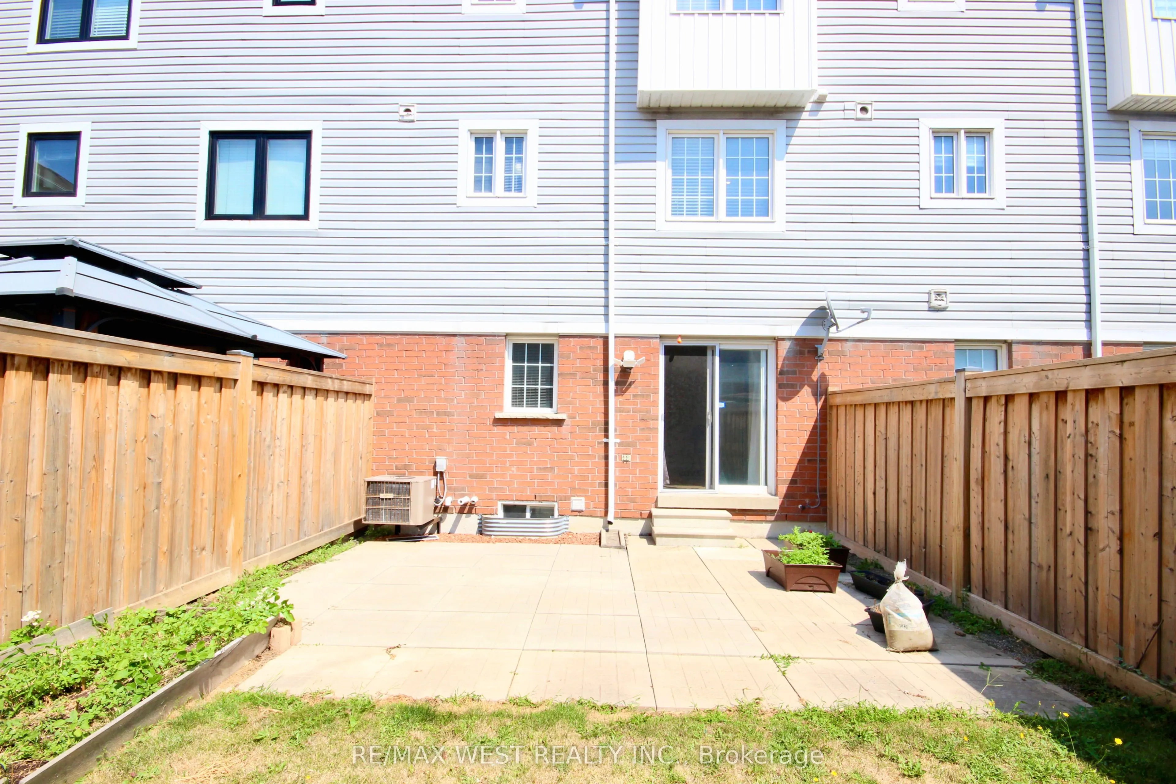 861 Bourne Crescent