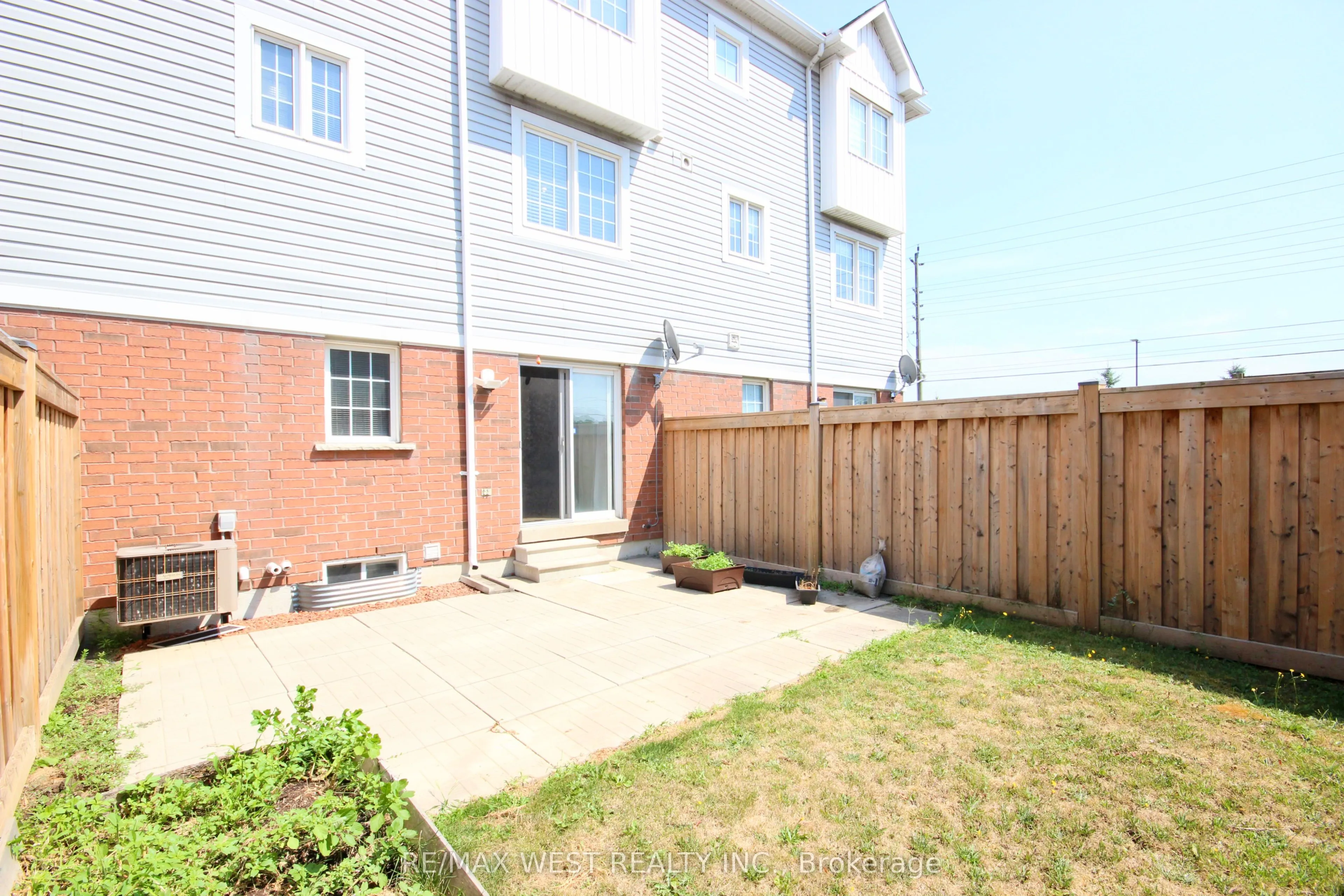 861 Bourne Crescent
