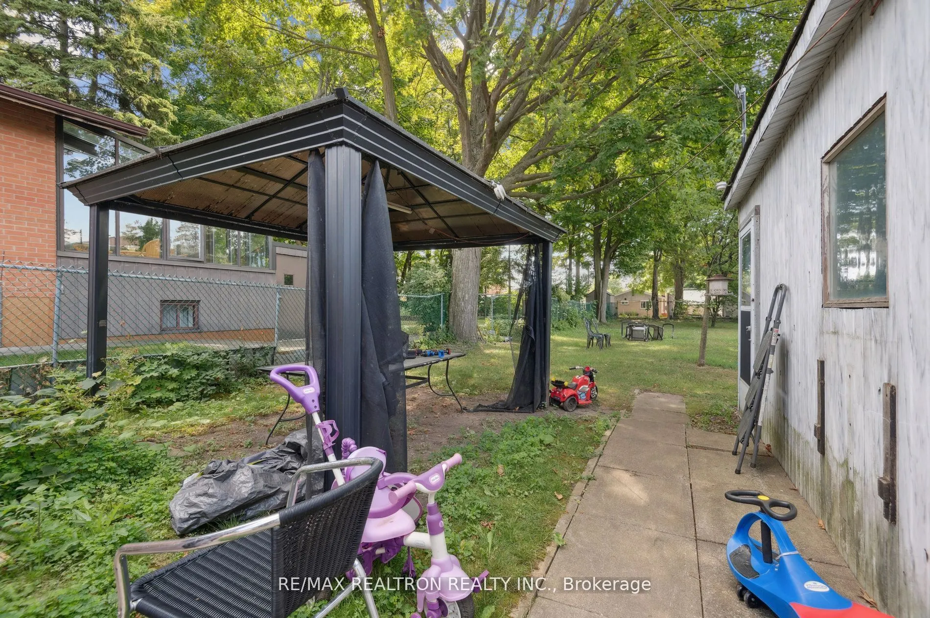 4423 Lawrence Avenue E
