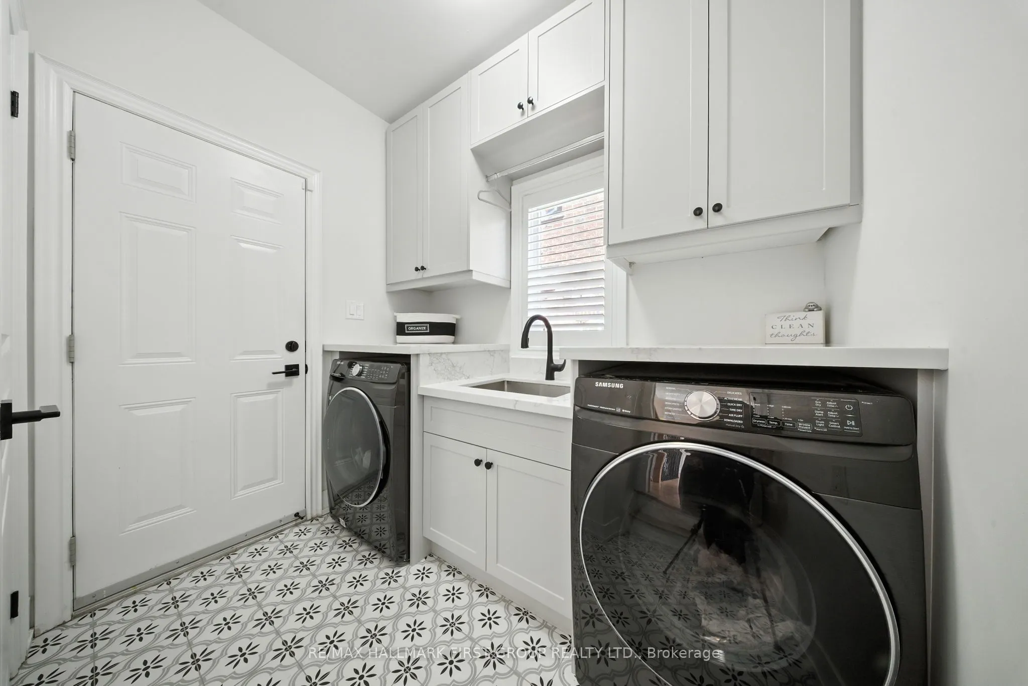2318 Canterbury Crescent