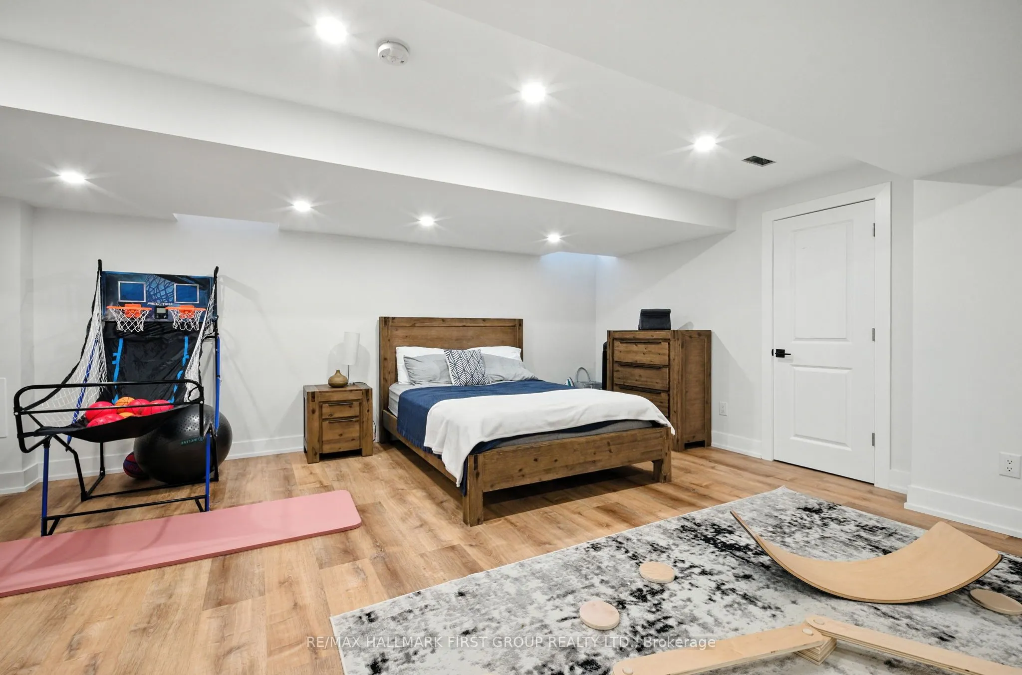 2318 Canterbury Crescent