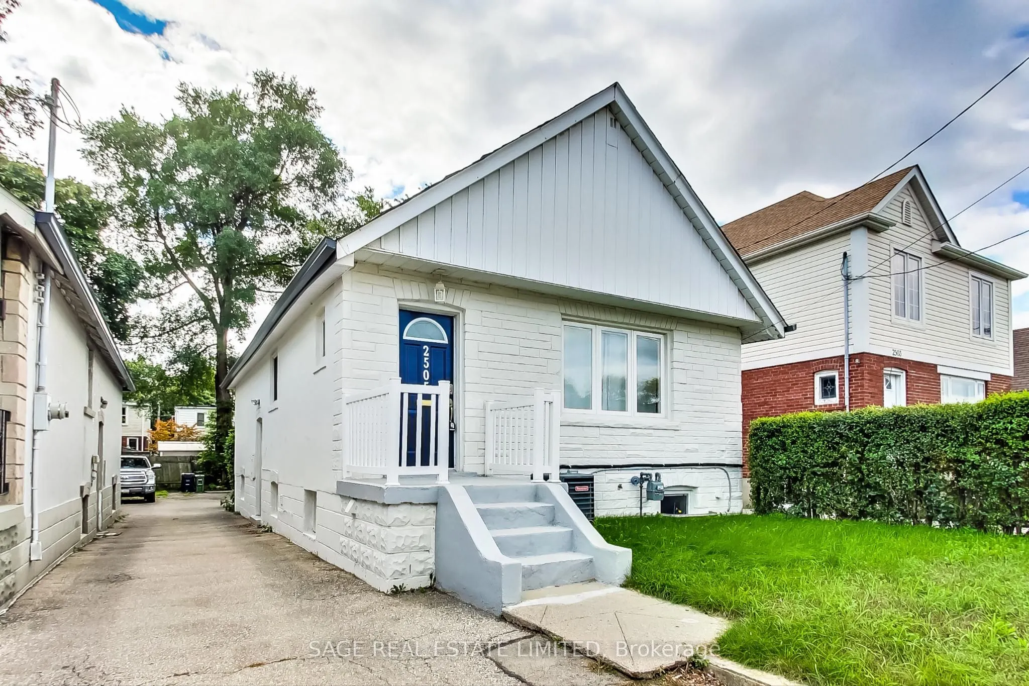 2505 Gerrard Street E, #Lower