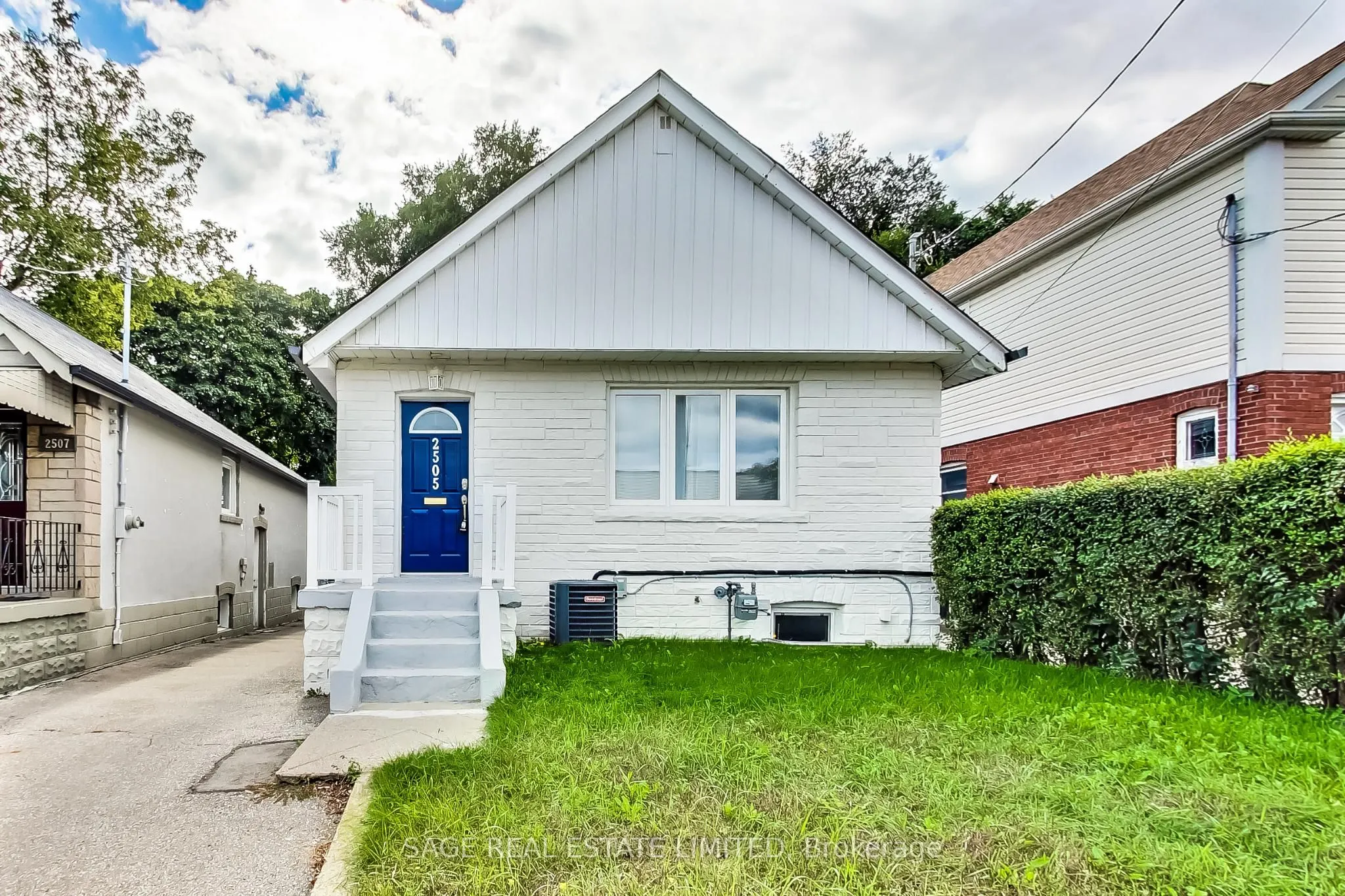 2505 Gerrard Street E, #Lower