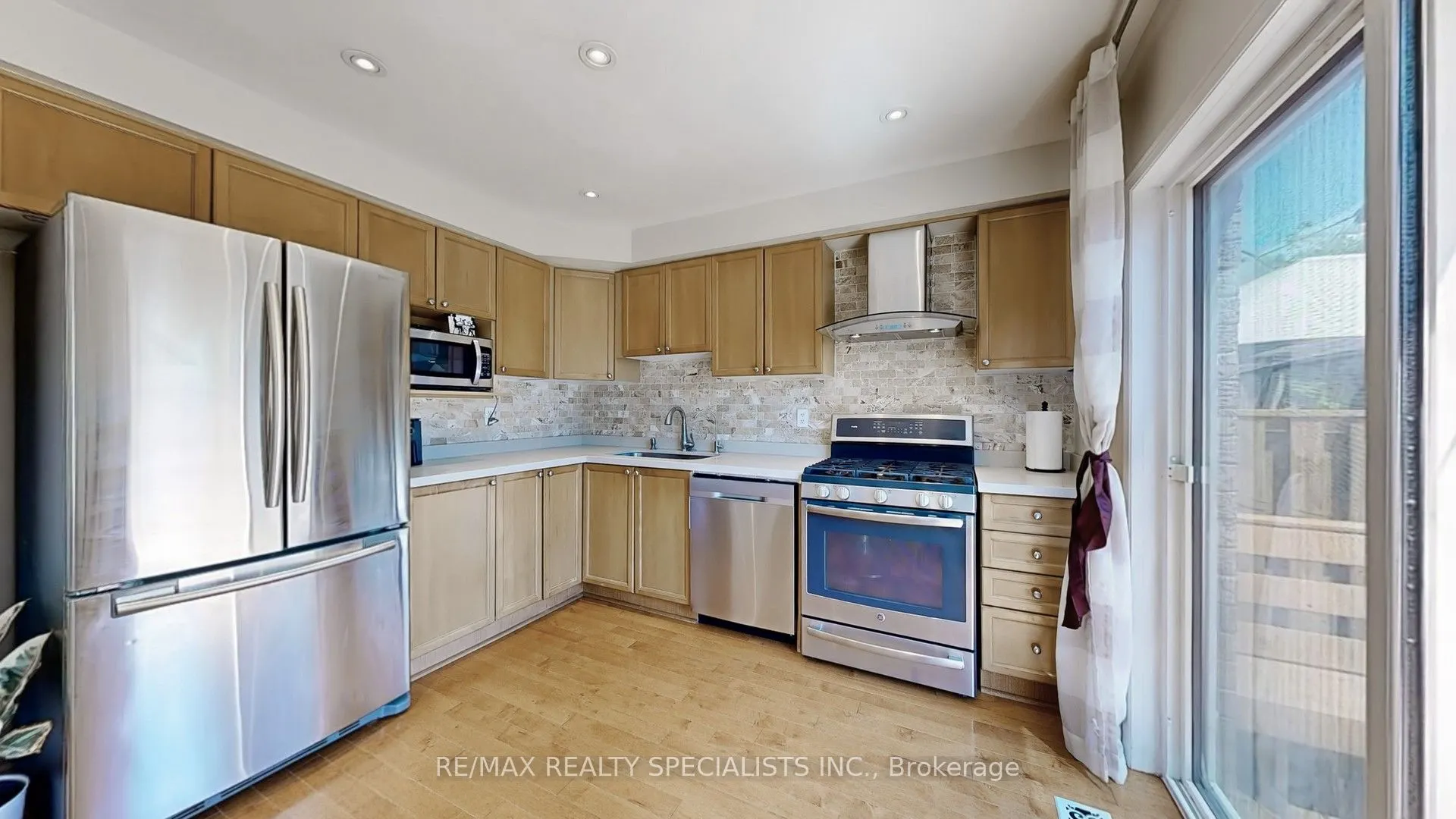 33 Donlevy Crescent