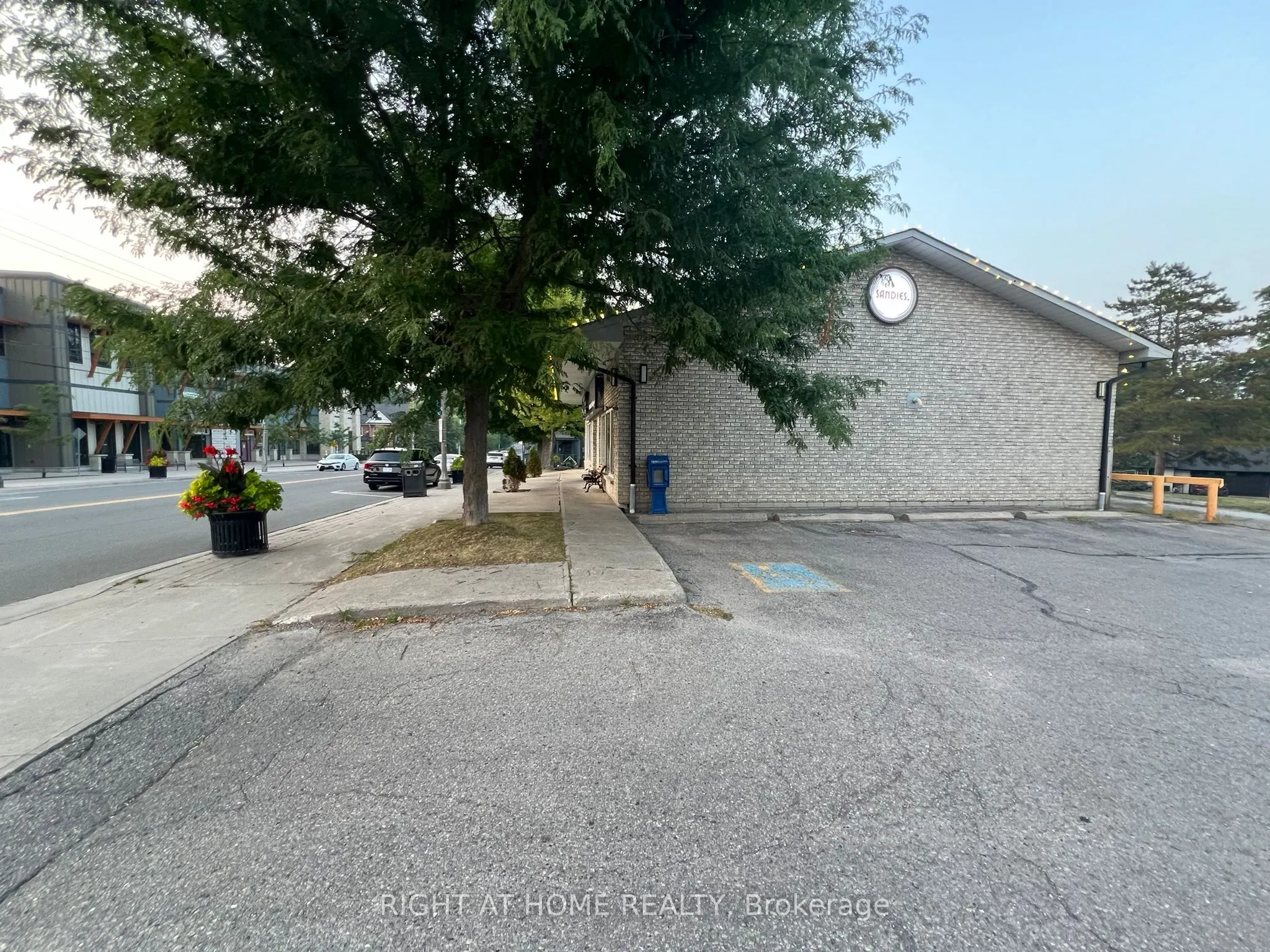 67 Baldwin Street N