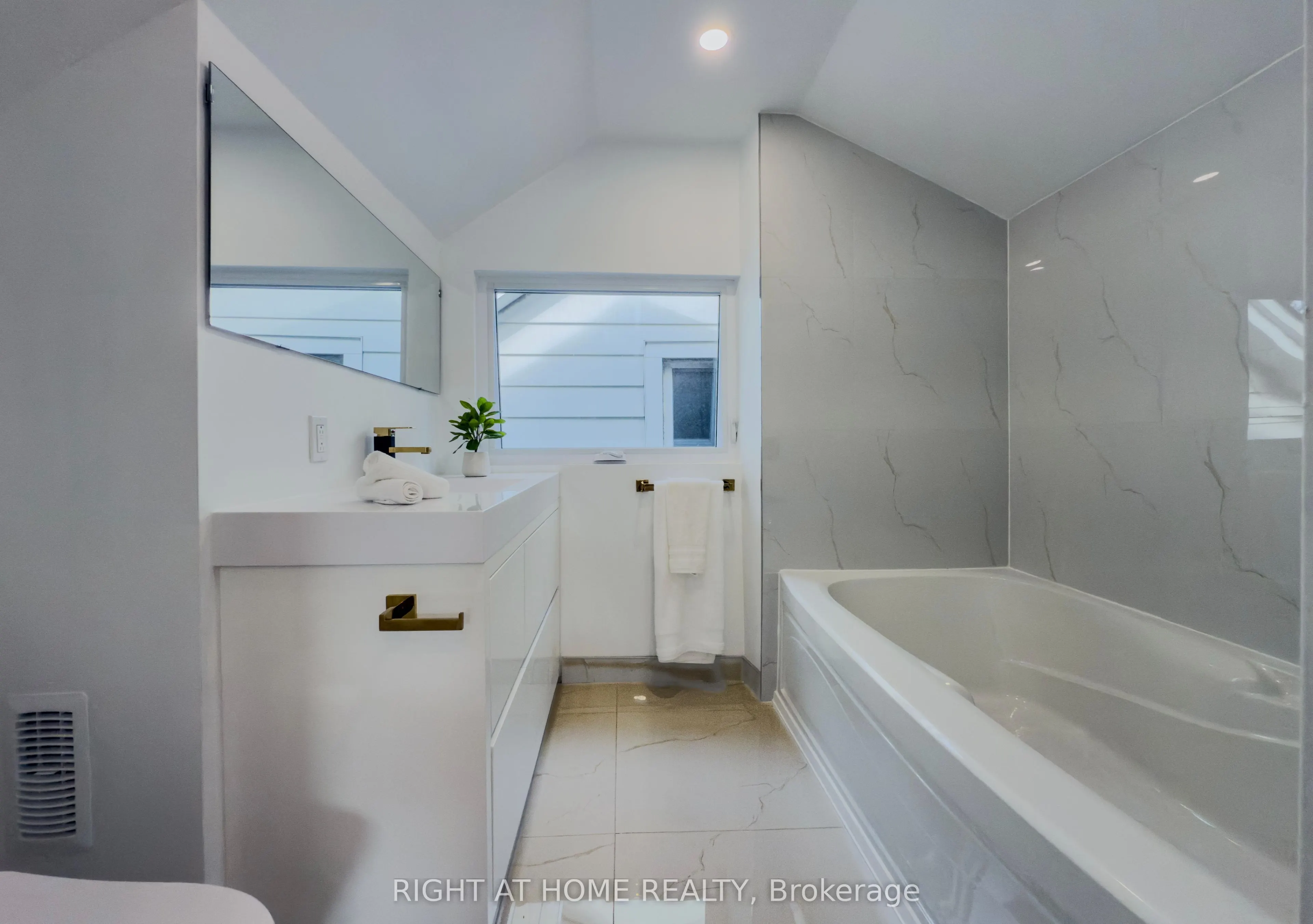 32 Brenton Street