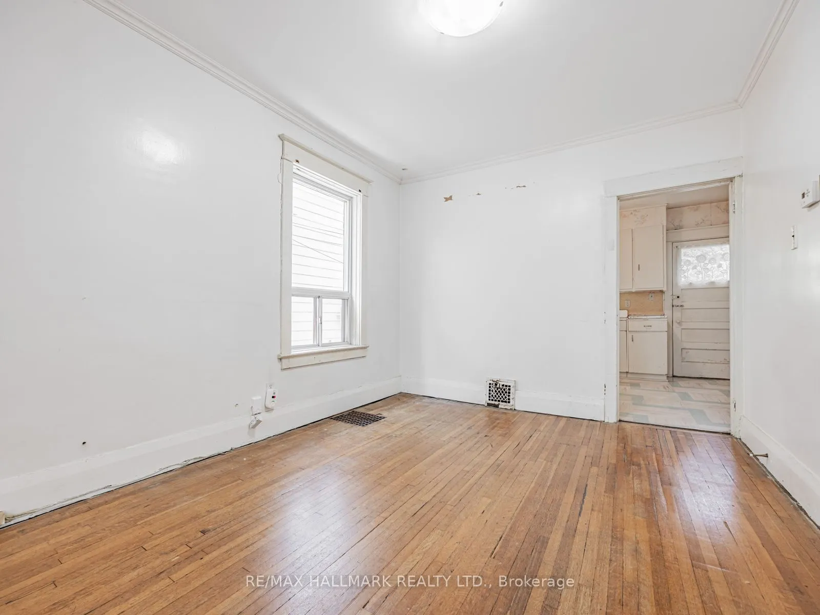 44 Queensdale Avenue