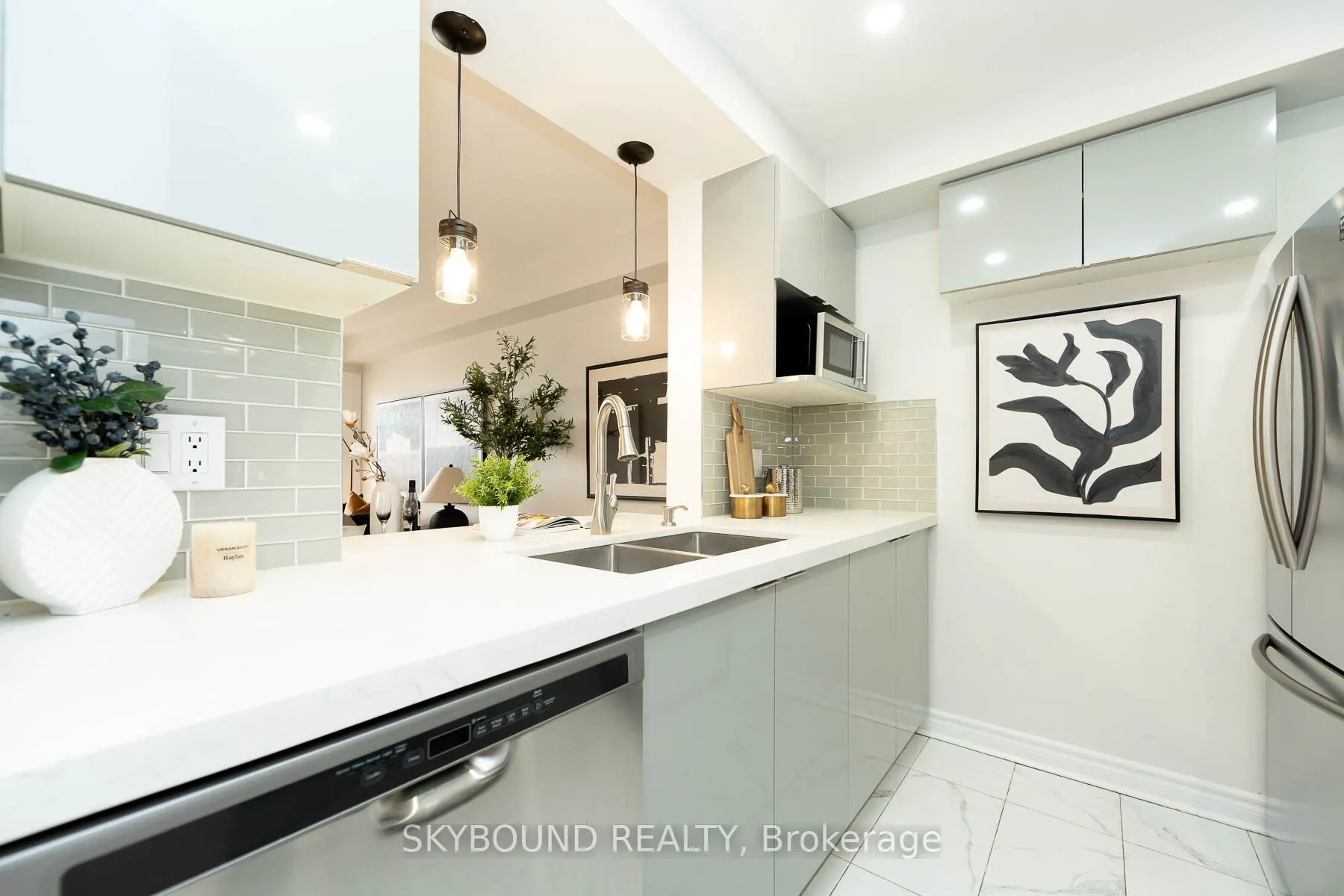 1883 McNicoll Avenue, #611