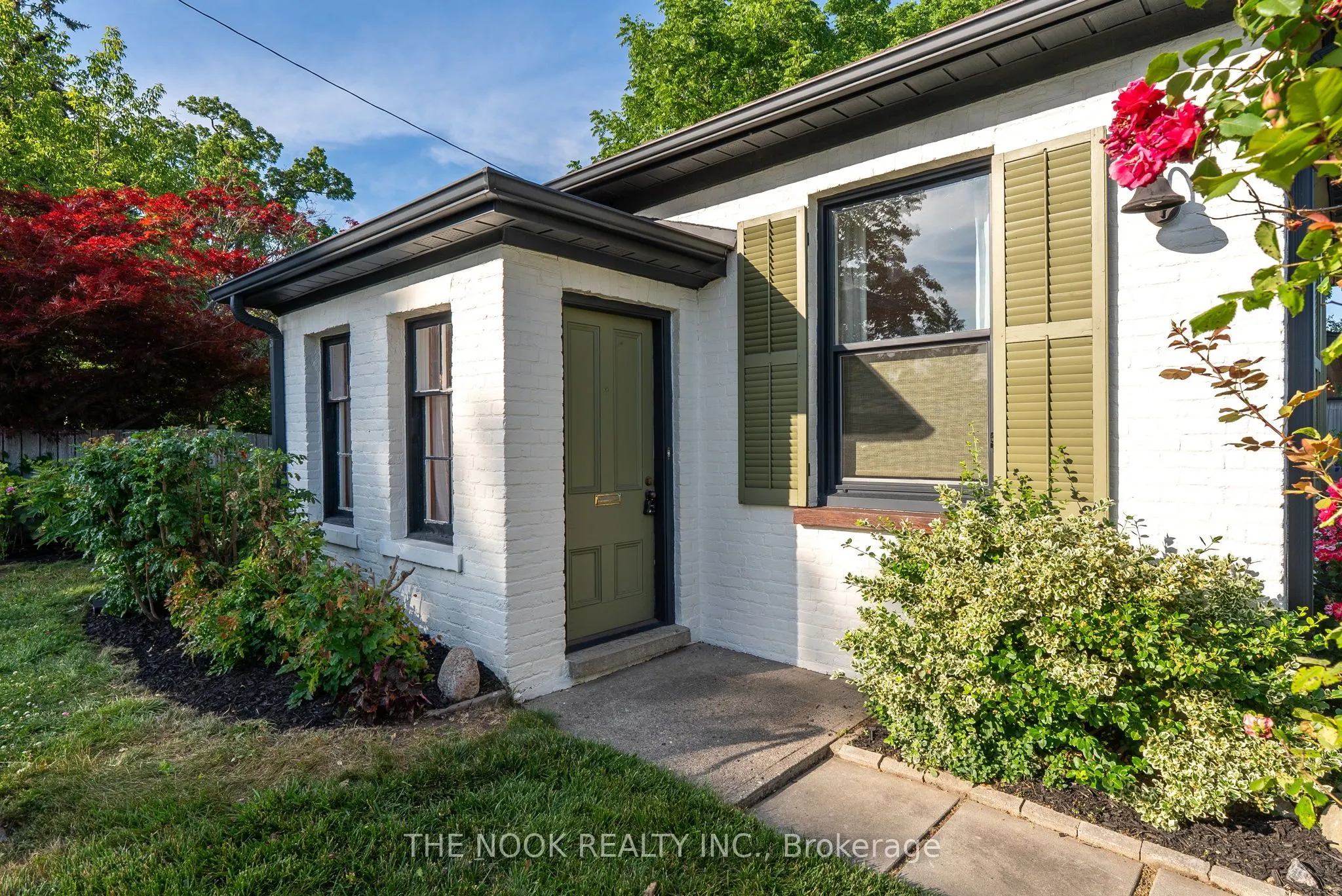 1009 Centre Street S