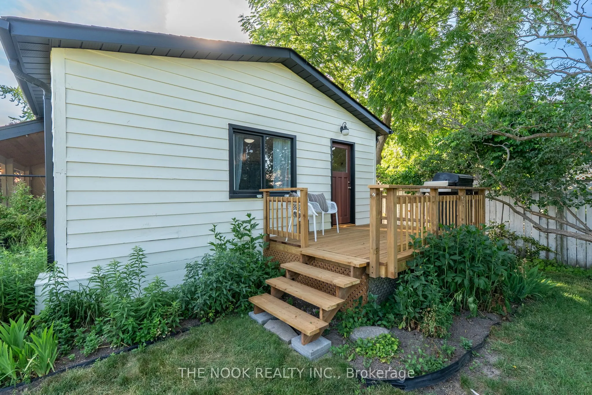 1009 Centre Street S