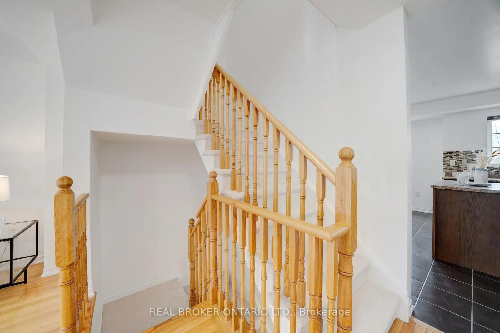 505 Rossland Road E