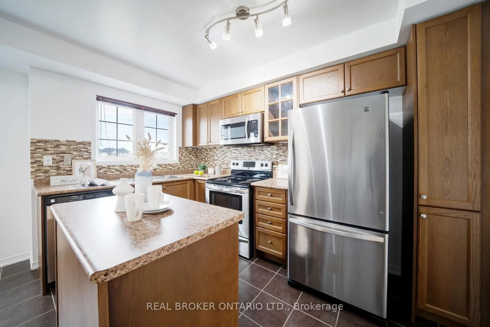 505 Rossland Road E