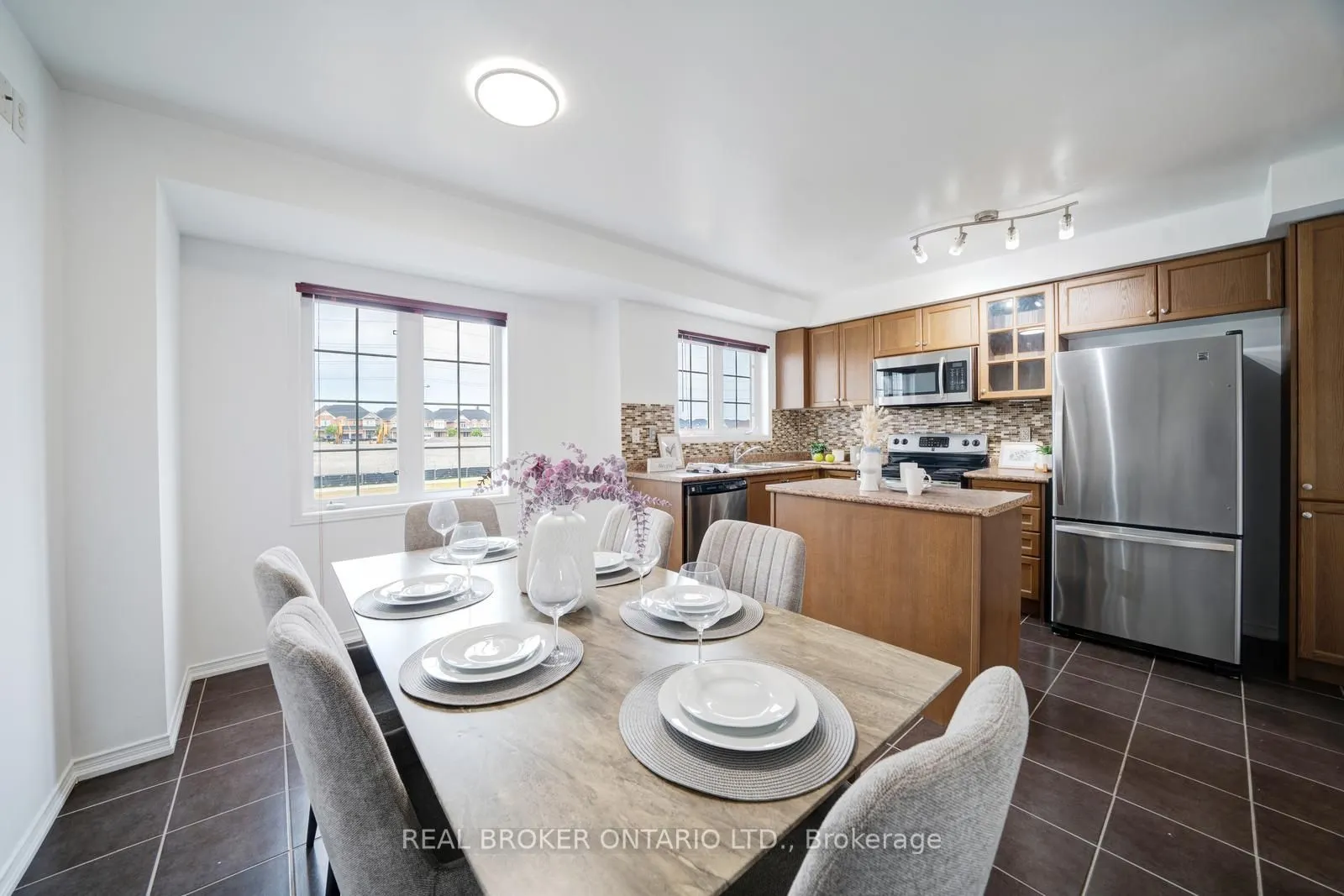 505 Rossland Road E