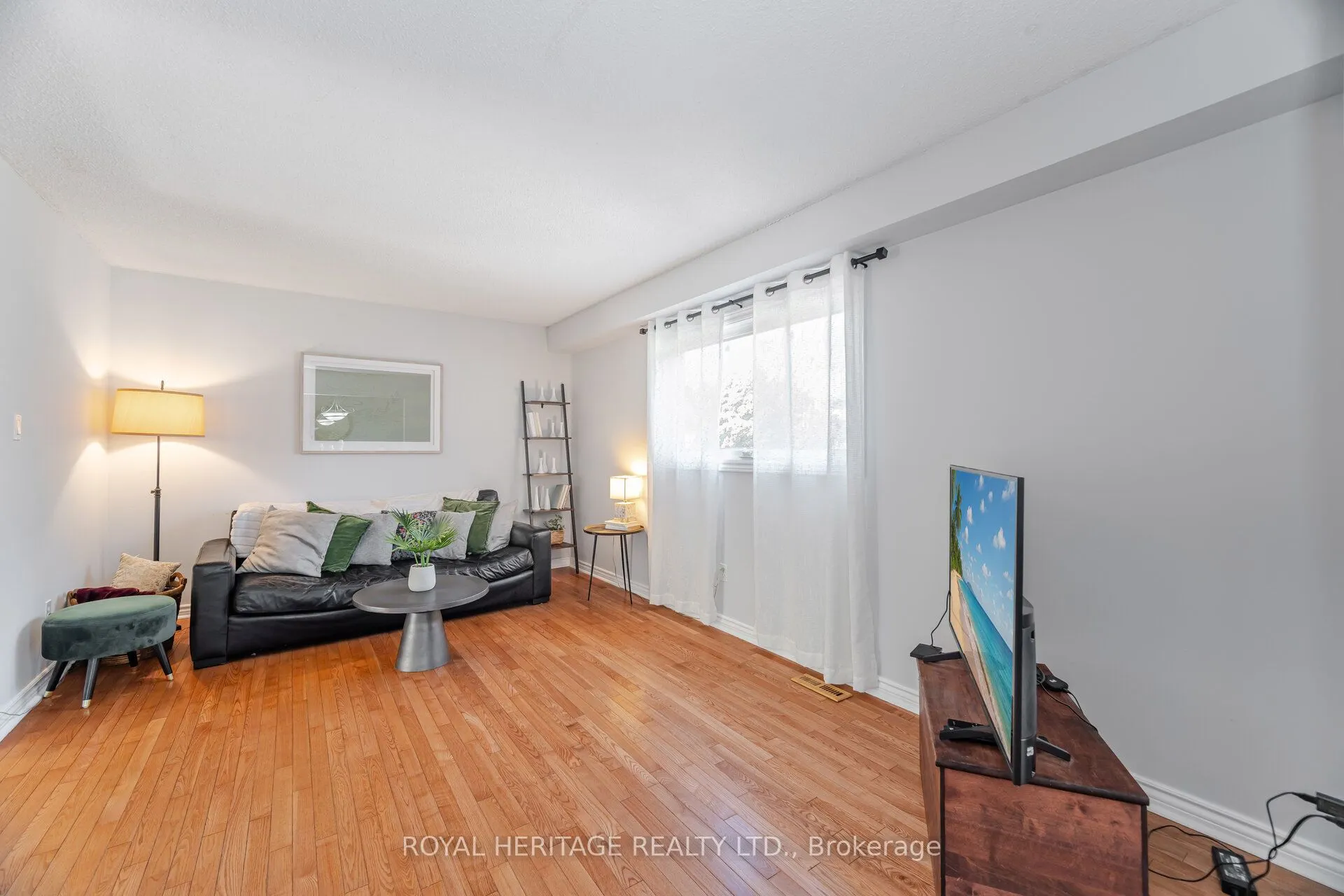 6 Field Crescent