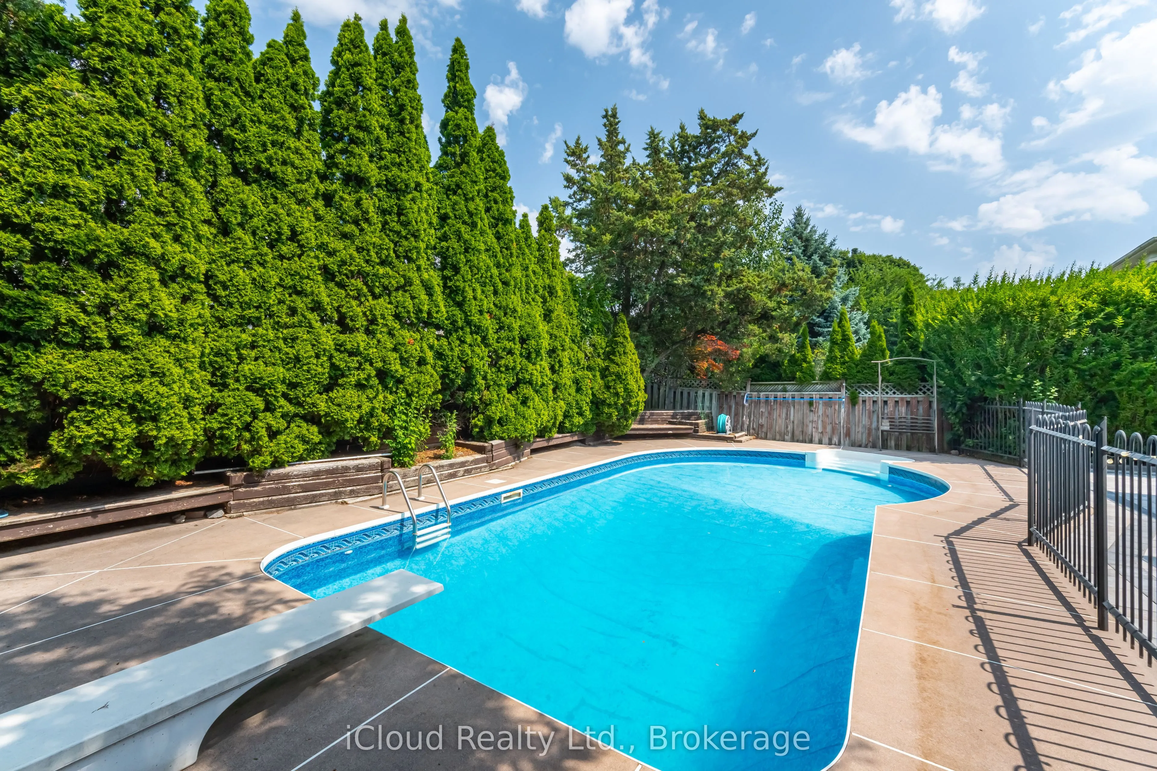 4 Fifewood Crescent