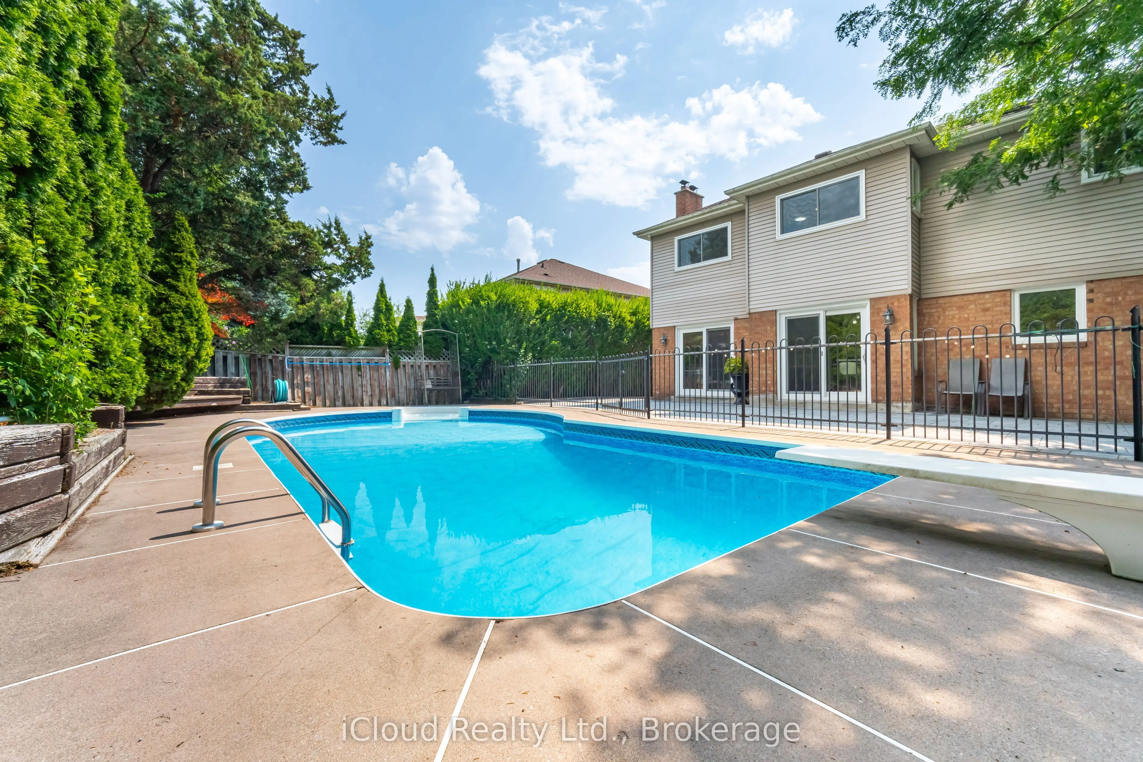 4 Fifewood Crescent