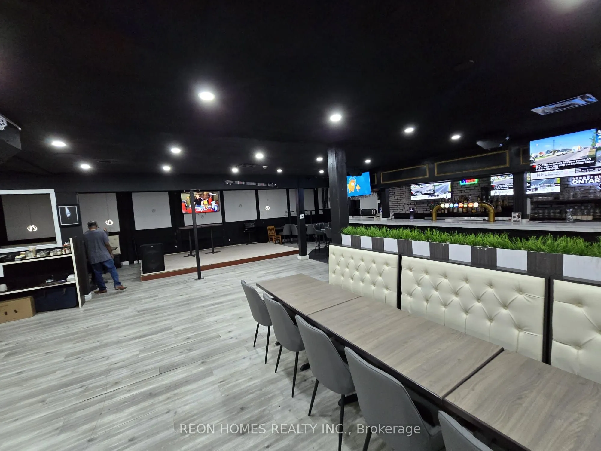 926 Simcoe Street N