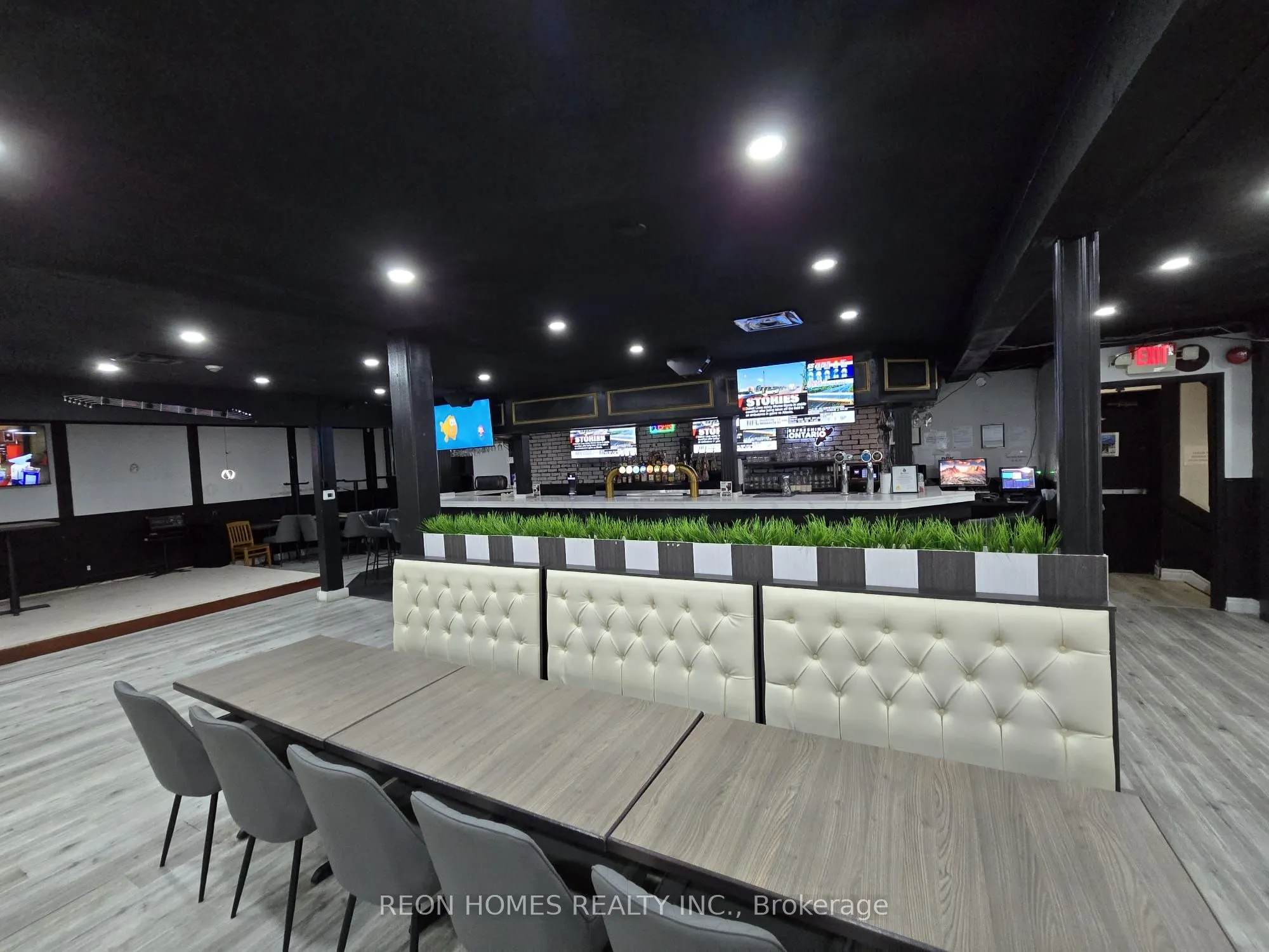 926 Simcoe Street N