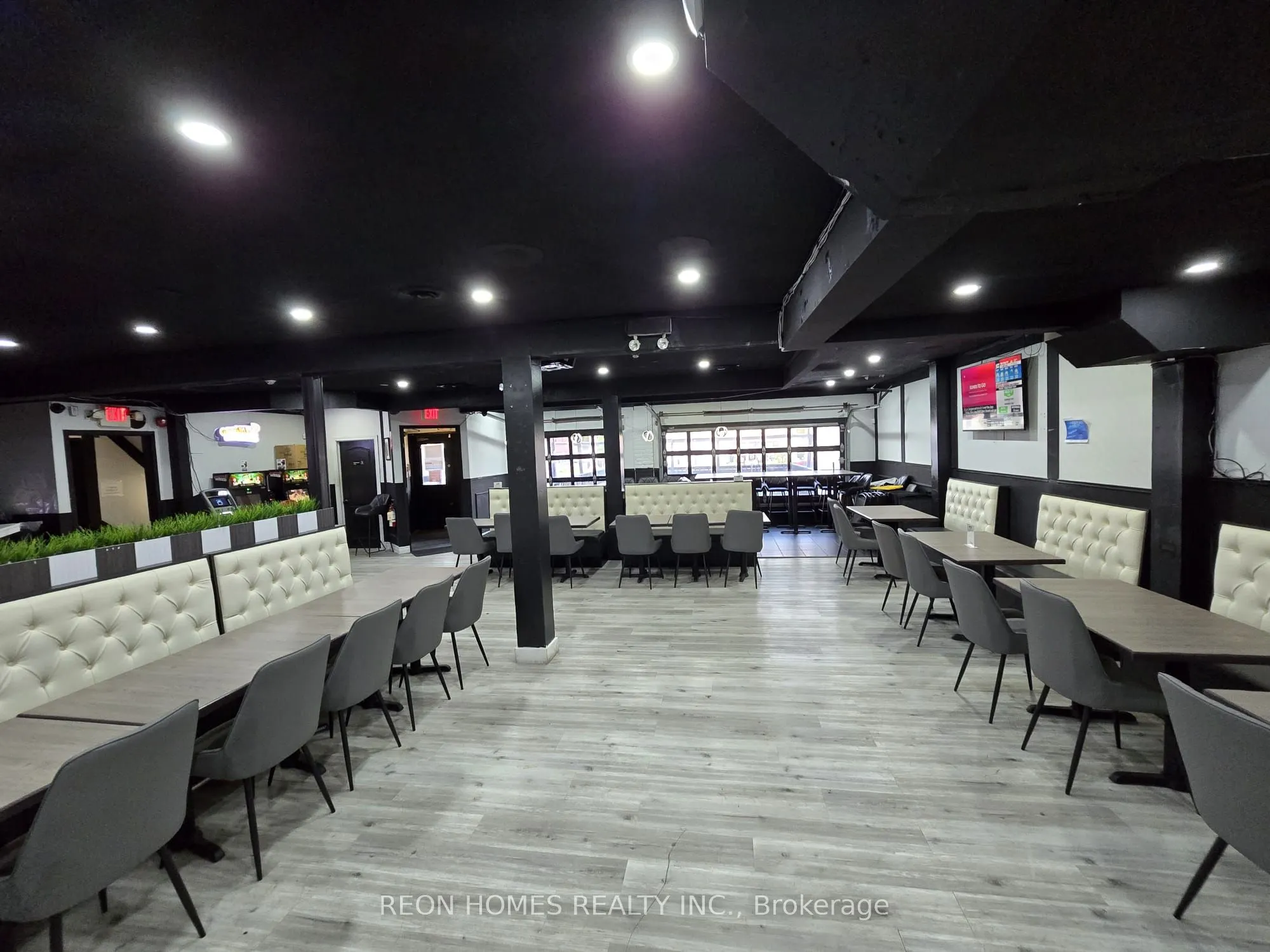 926 Simcoe Street N