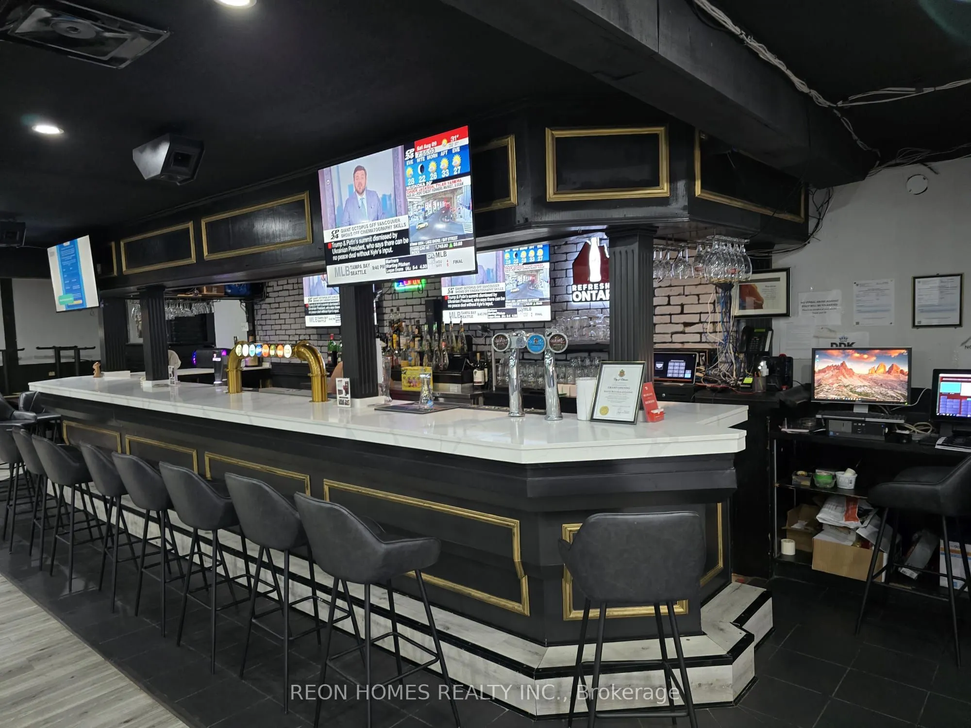 926 Simcoe Street N