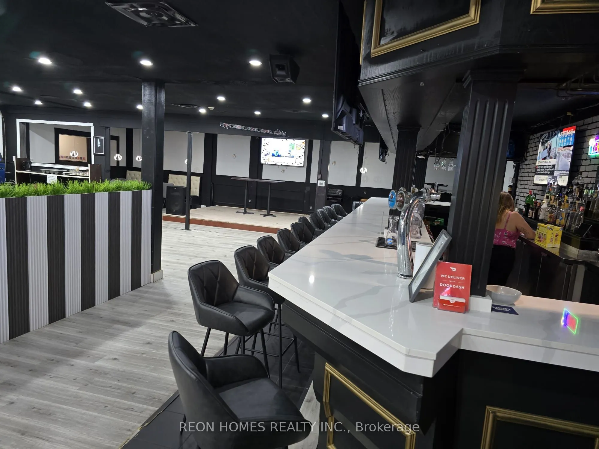 926 Simcoe Street N