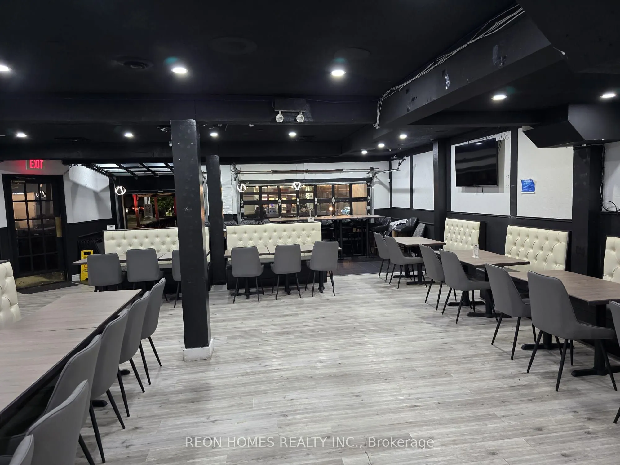 926 Simcoe Street N