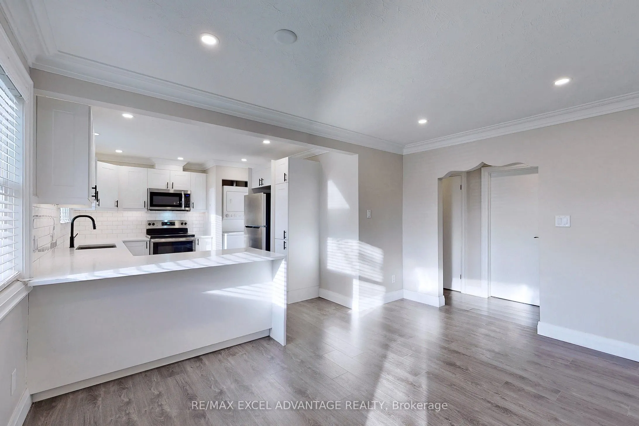 558 Adelaide Avenue W, #Main