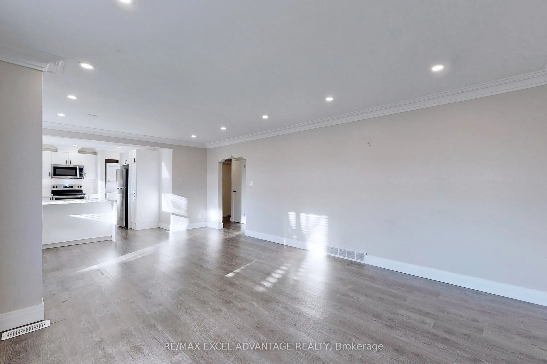 558 Adelaide Avenue W, #Main