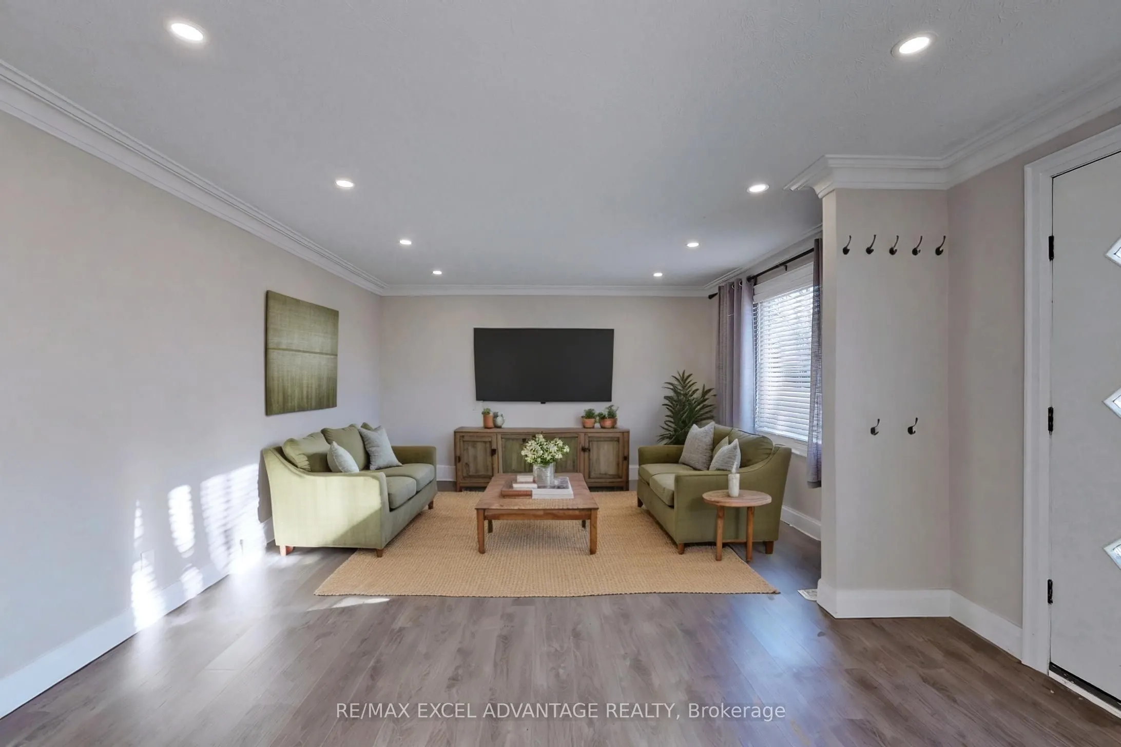 558 Adelaide Avenue W, #Main