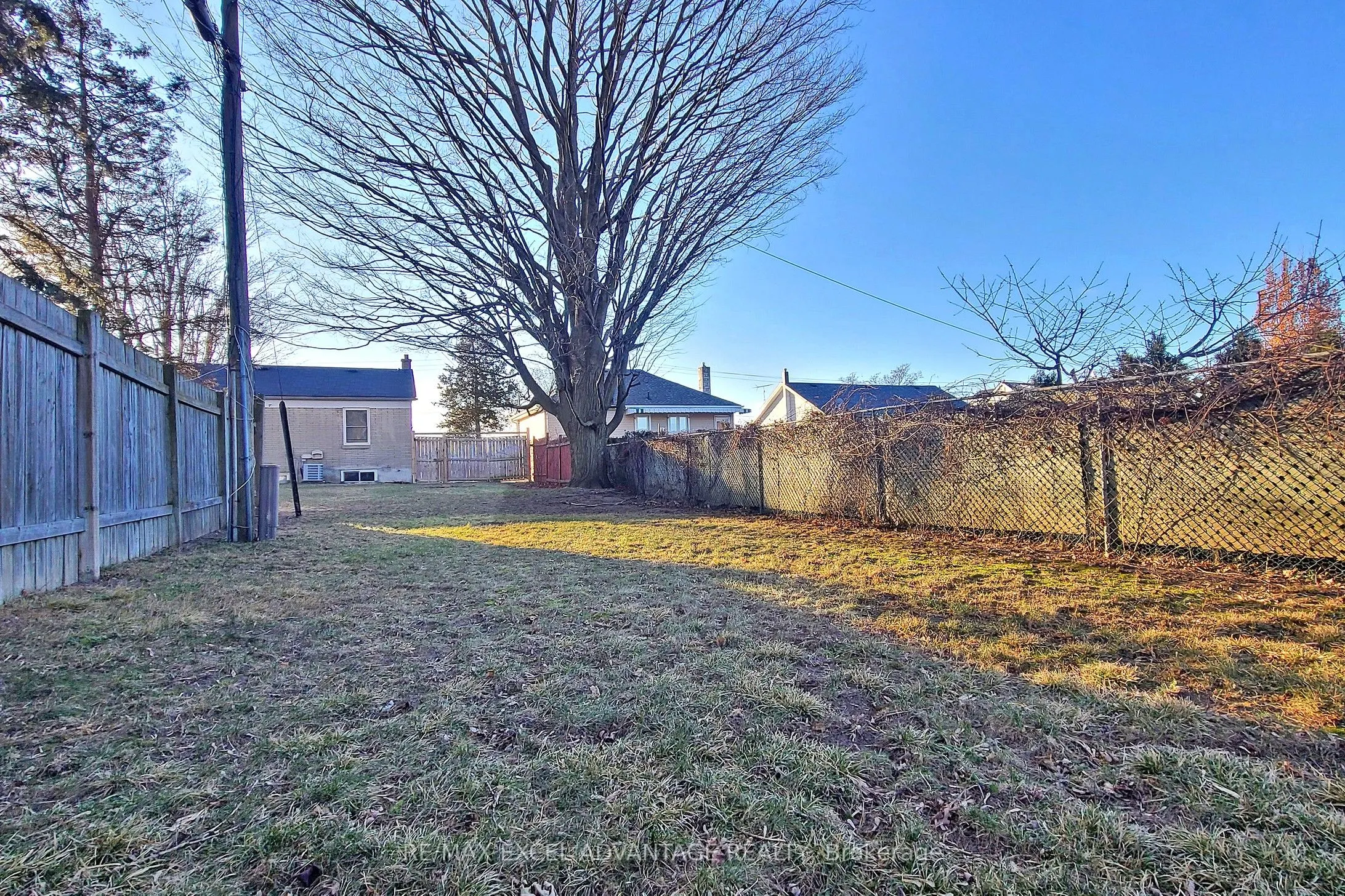 558 Adelaide Avenue W, #Main
