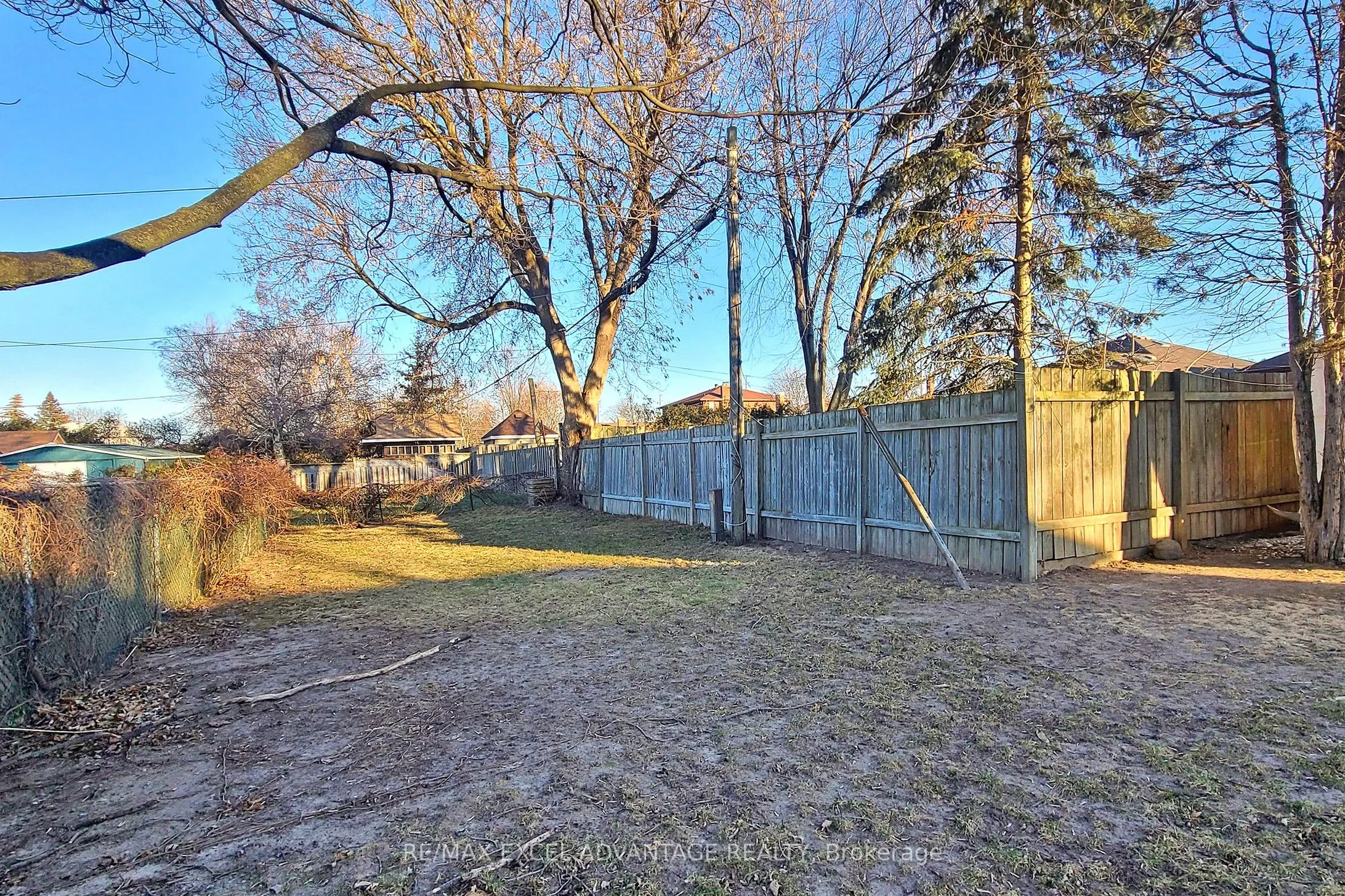 558 Adelaide Avenue W, #Main