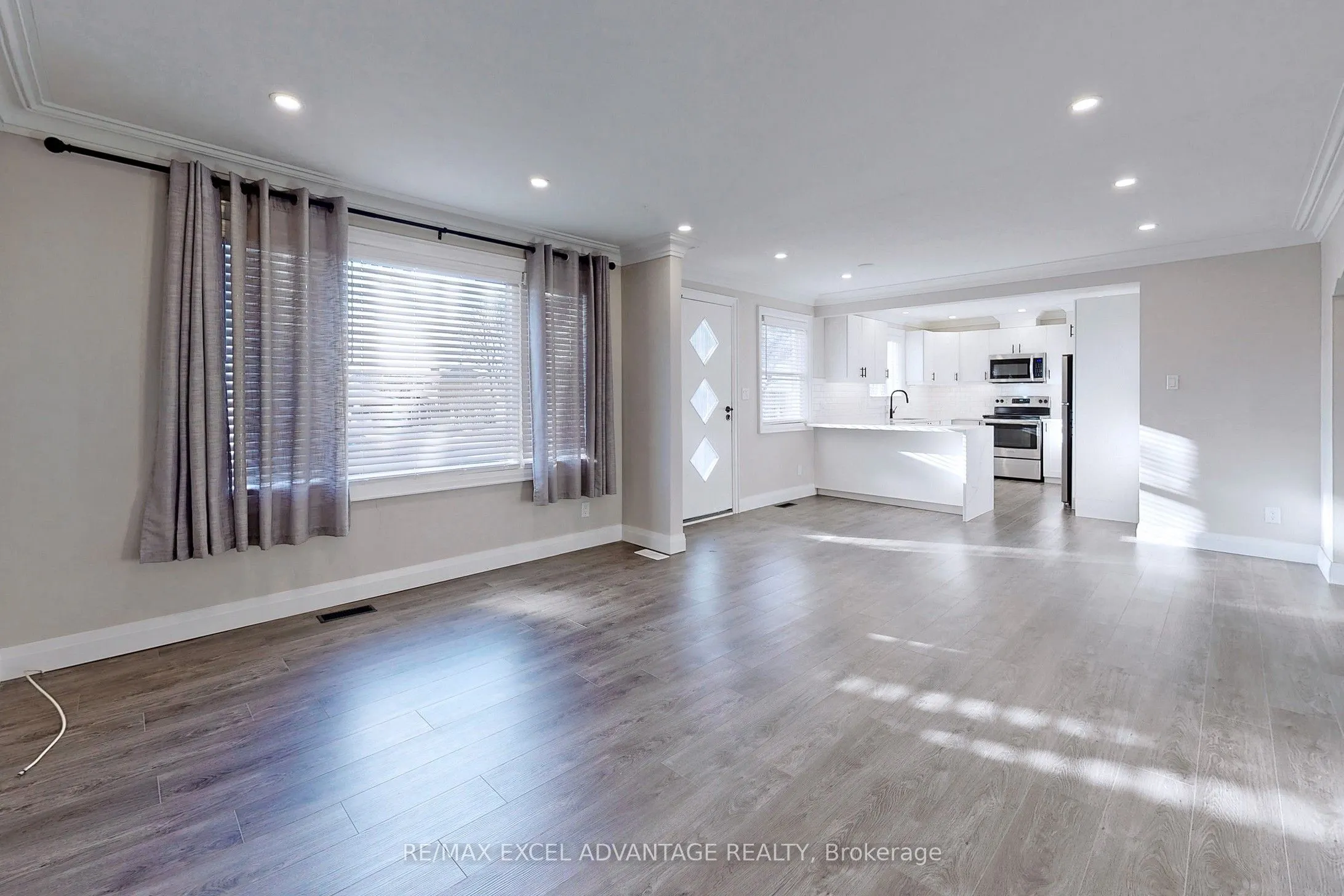 558 Adelaide Avenue W, #Main