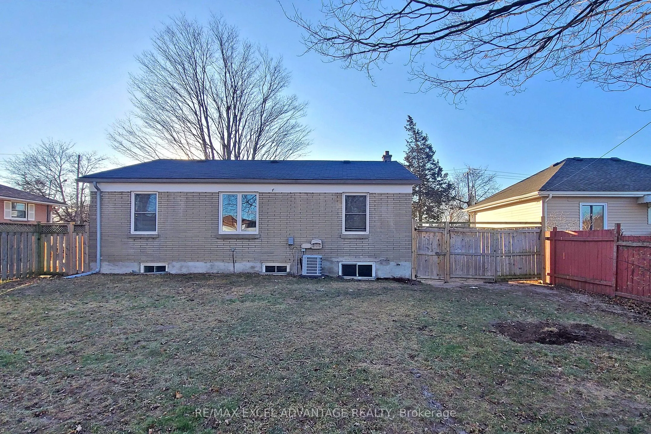 558 Adelaide Avenue W, #Main