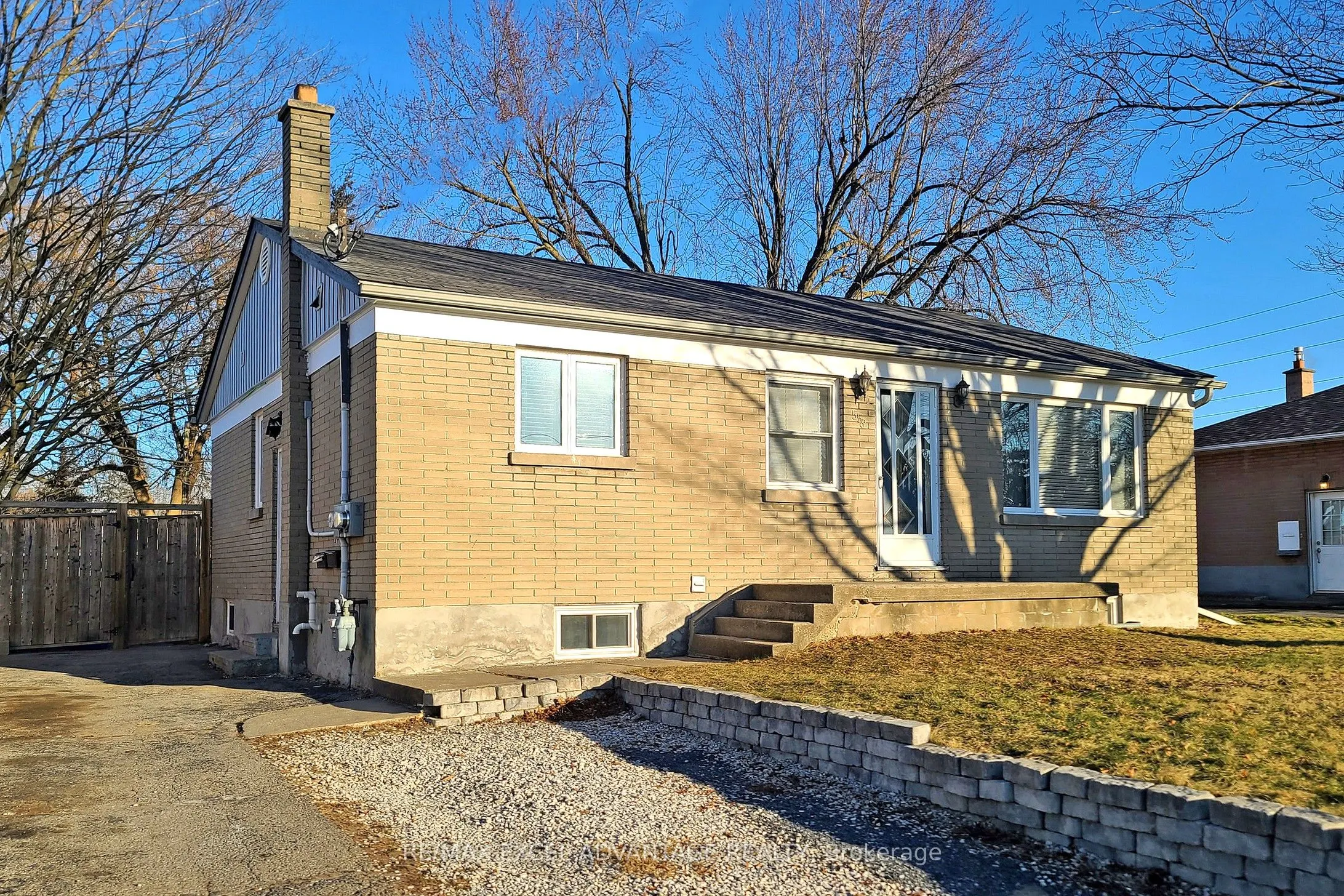 558 Adelaide Avenue W, #Main