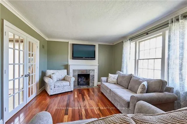 24 Rossland Road E