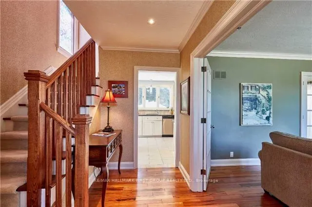 24 Rossland Road E