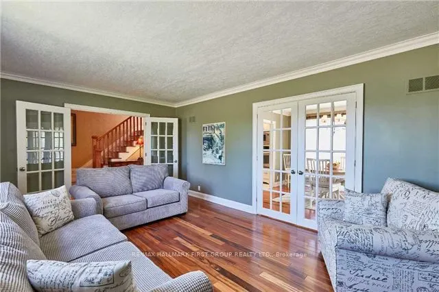 24 Rossland Road E