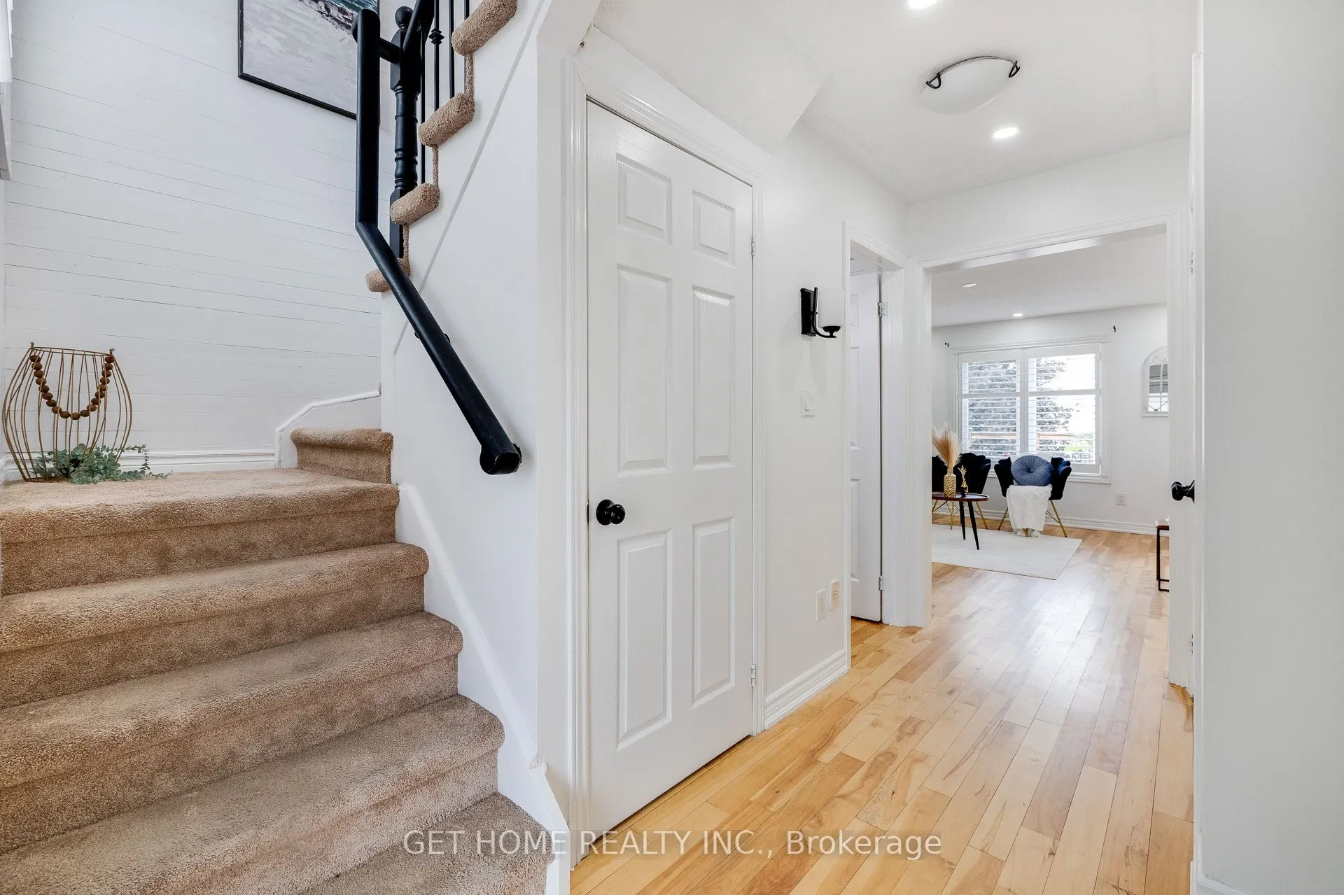 1119 Ashgrove Crescent
