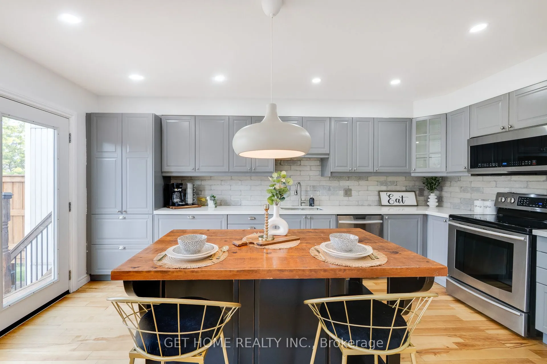 1119 Ashgrove Crescent