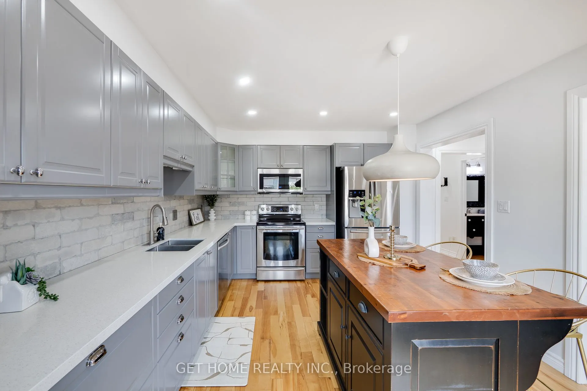 1119 Ashgrove Crescent