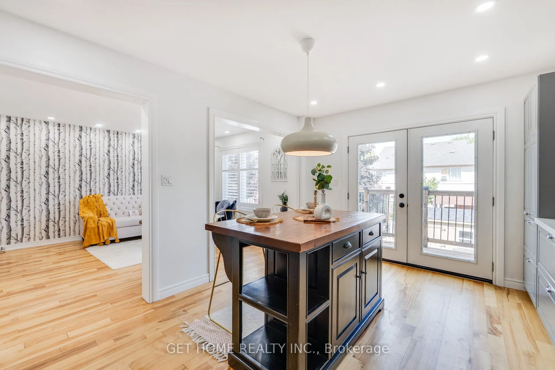 1119 Ashgrove Crescent